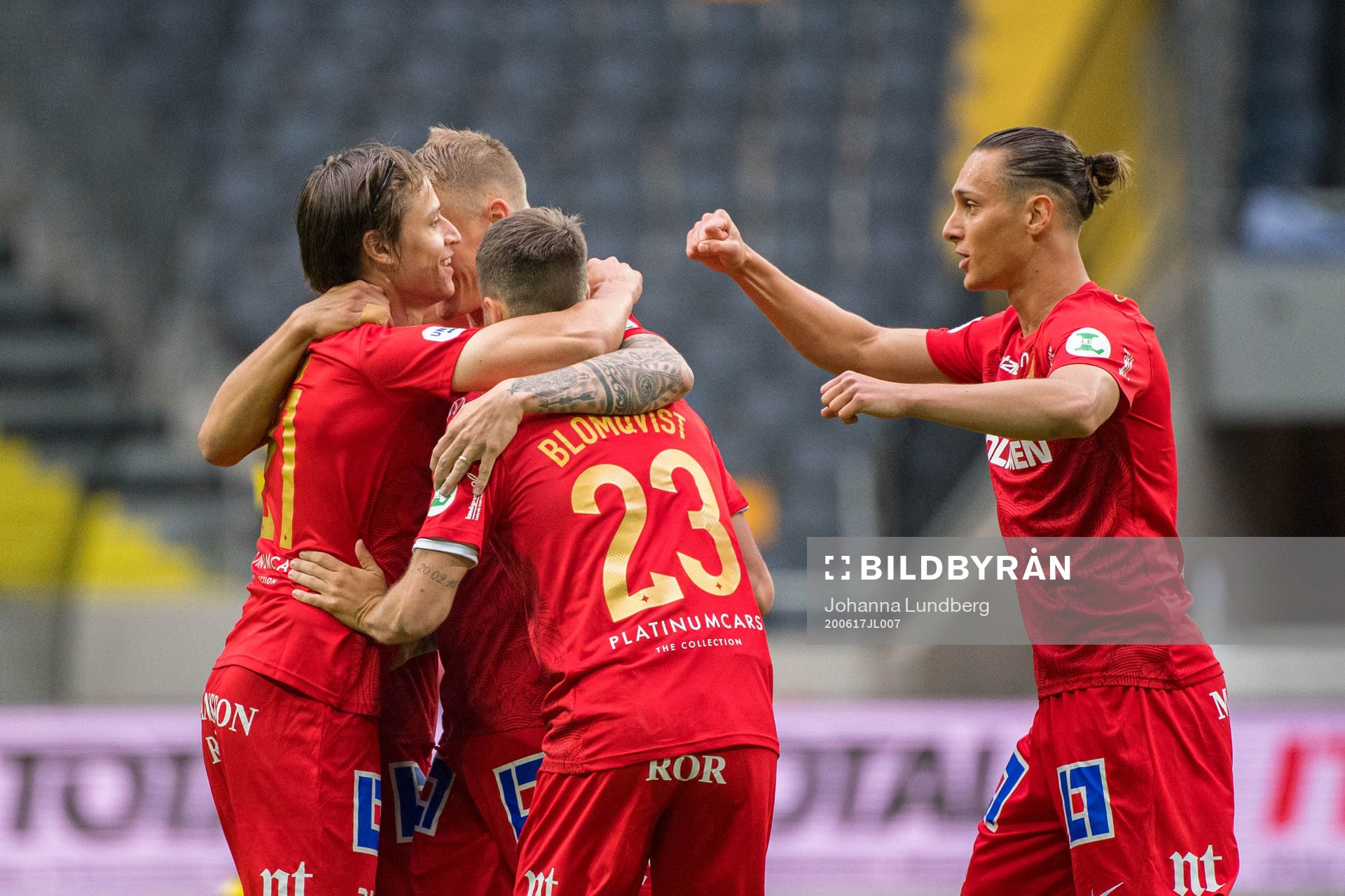 IFK Norrköpings Simon Thern (tv) jublar med lagkamrater