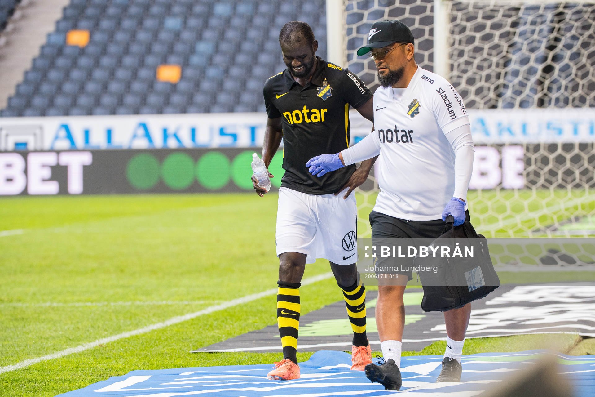 s Enoch Kofi Adu utgår skadad