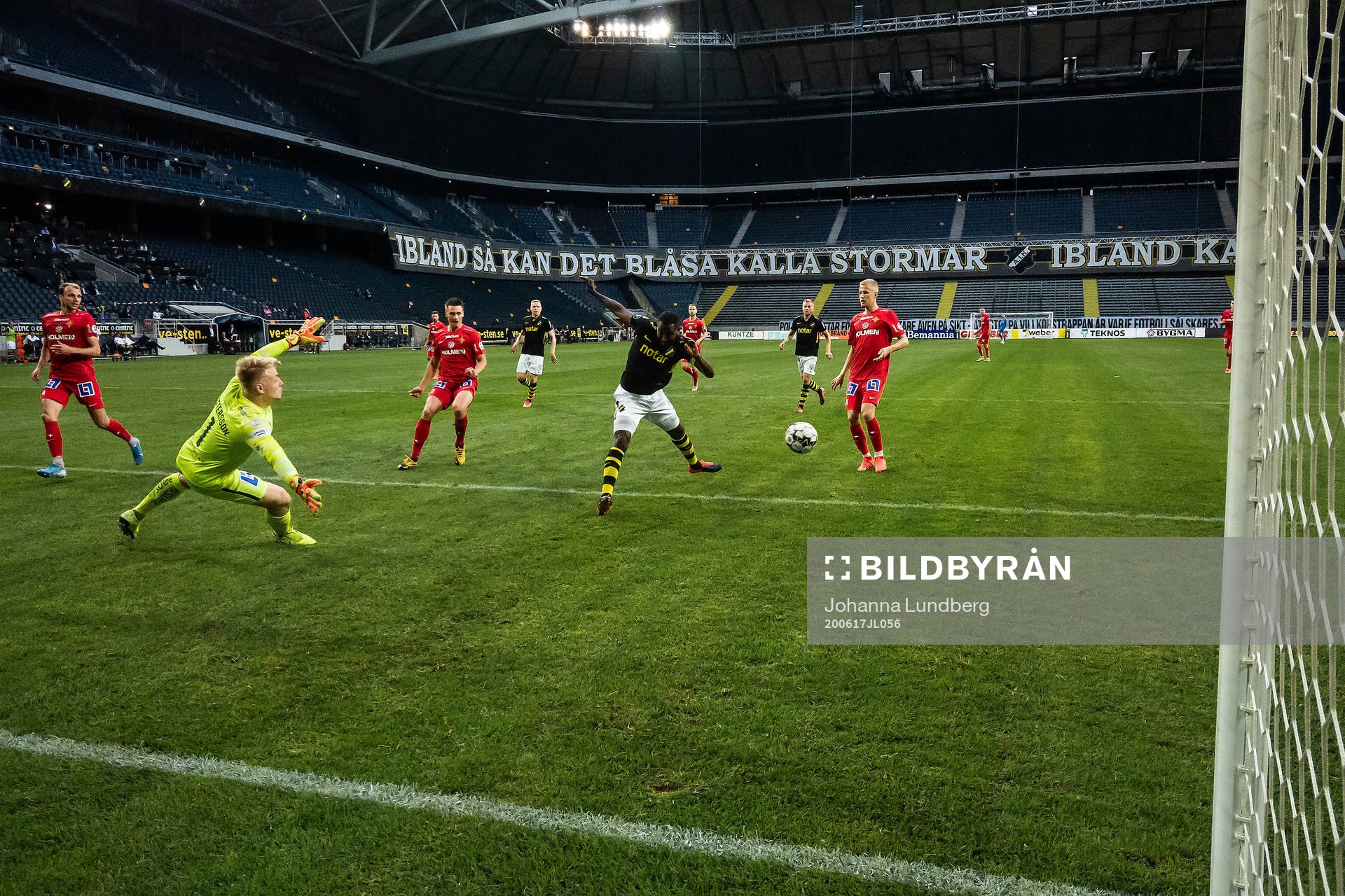 s Henok Goitom med en chans framför IFK Norrköpings