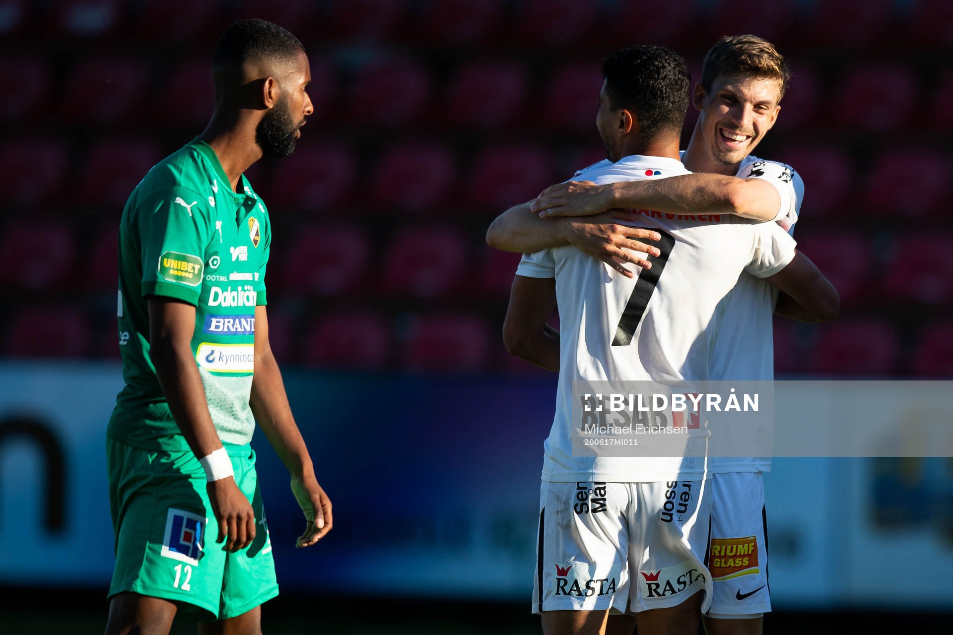 Örgrytes Ailton Almeida jublar ihop med Daniel Paulson efter sitt 2-0 mål under fotbollsmatchen i Superettan mellan Ljungskile och Örgryte den 17 juni 2020 i Ljungskile.