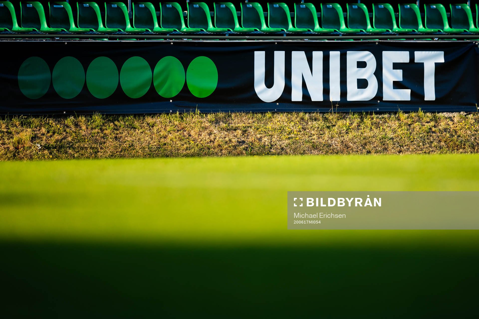 En Unibet banderoll vid läktaren på Skarsjövallen