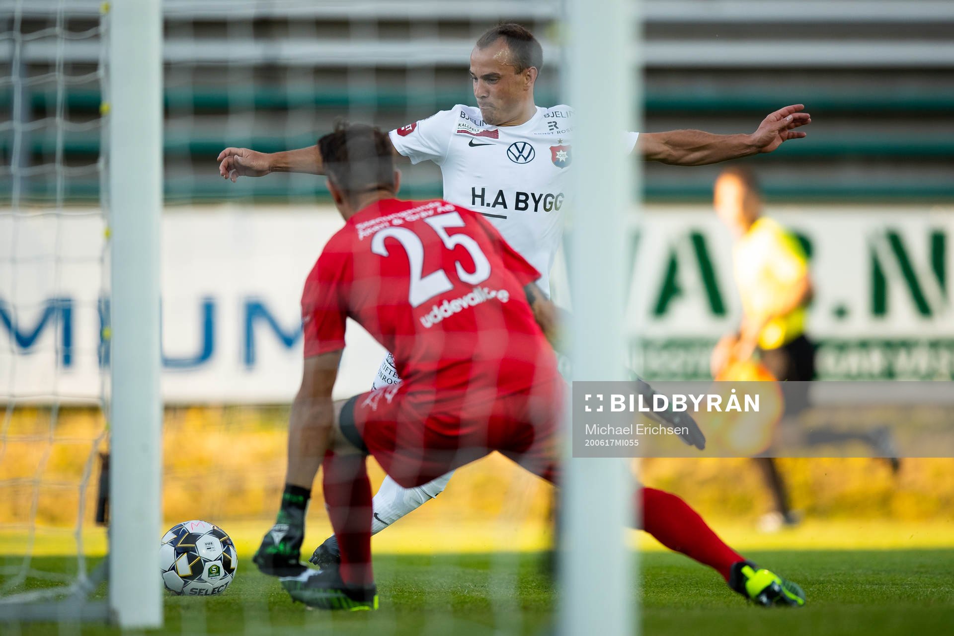 Örgrytes Calle Wede mot Ljungskiles målvakt Erik Dahlin