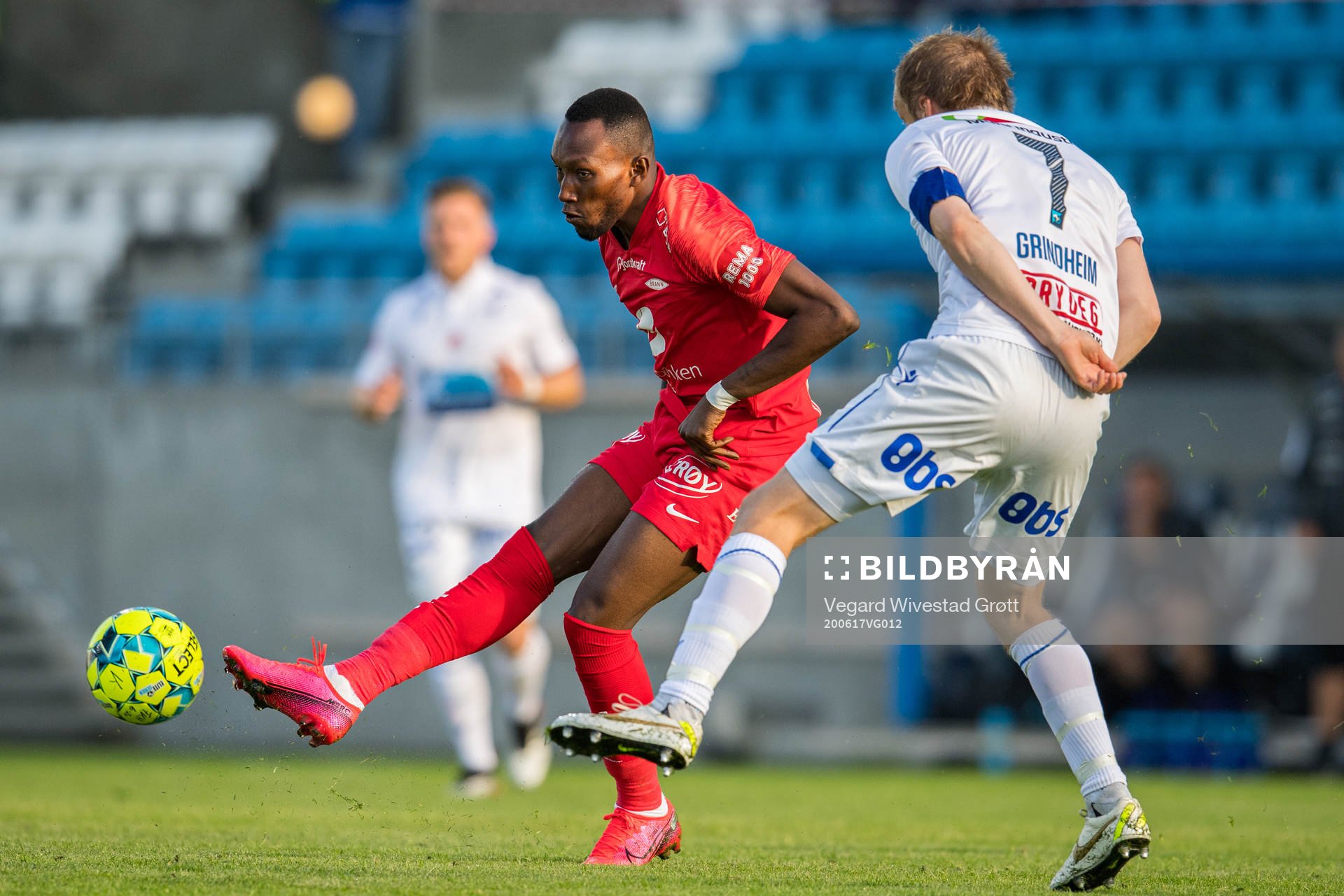 Daouda Bamba of Brann and Christian Grindheim of Haugesund during the Eliteserien football match between Haugesund and Brann on June 17, 2020 in Haugesund.