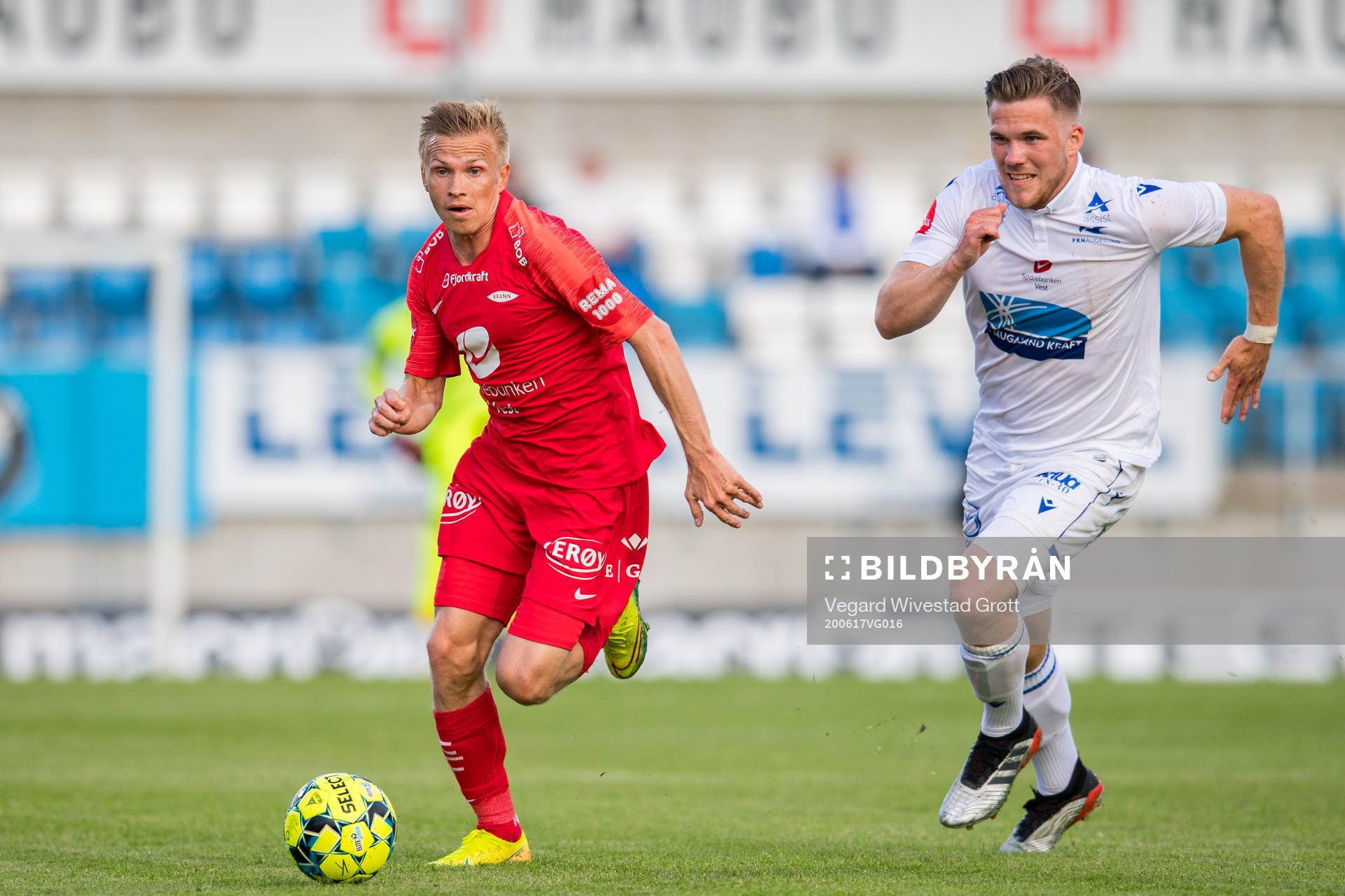 Taijo Teniste of Brann and Benjamin Källman of Haugesund