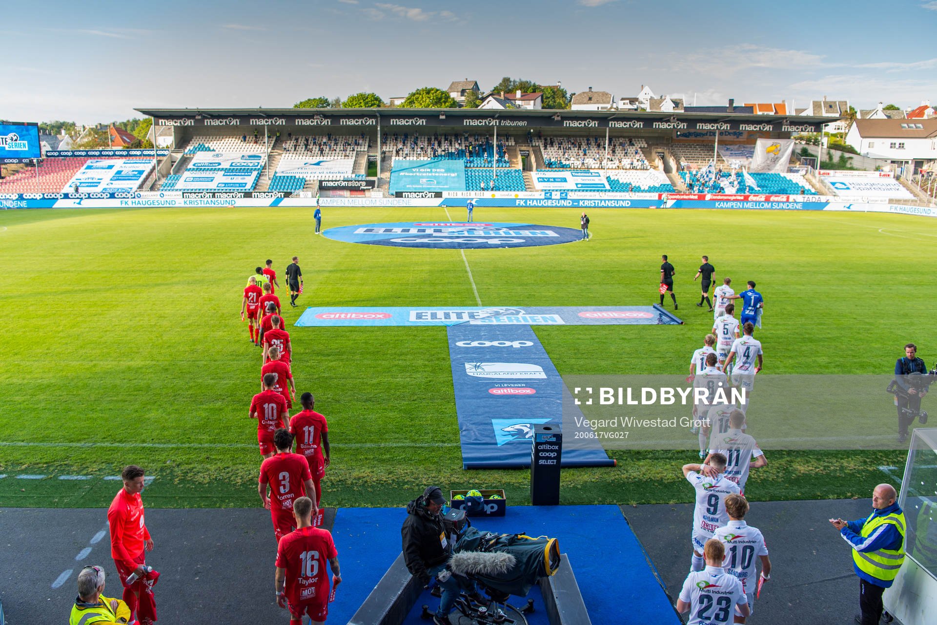 The players of Brann and Haugesund enters the pitch
