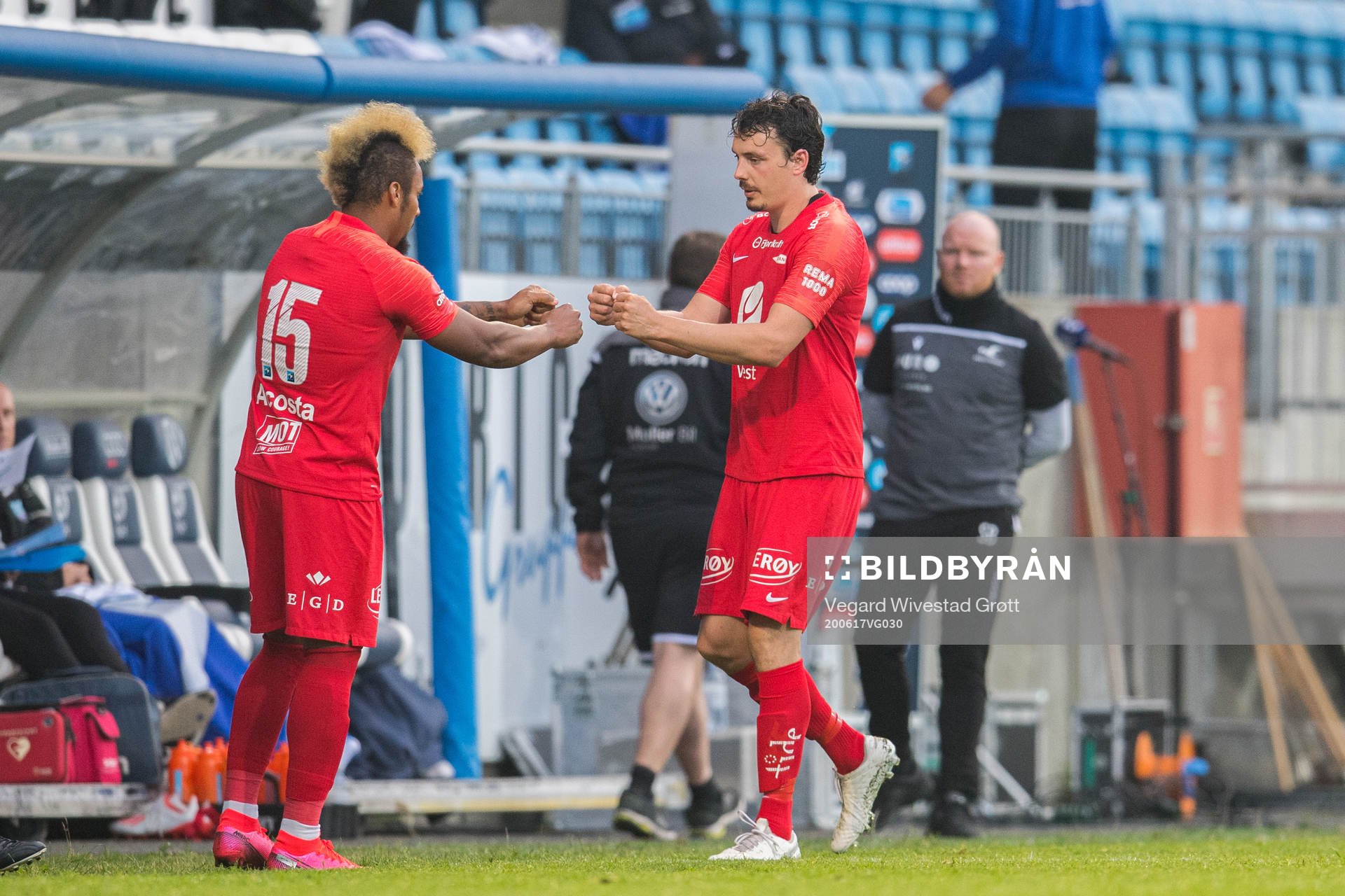 Vegard Forren chance with Bismar Acosta of Brann
