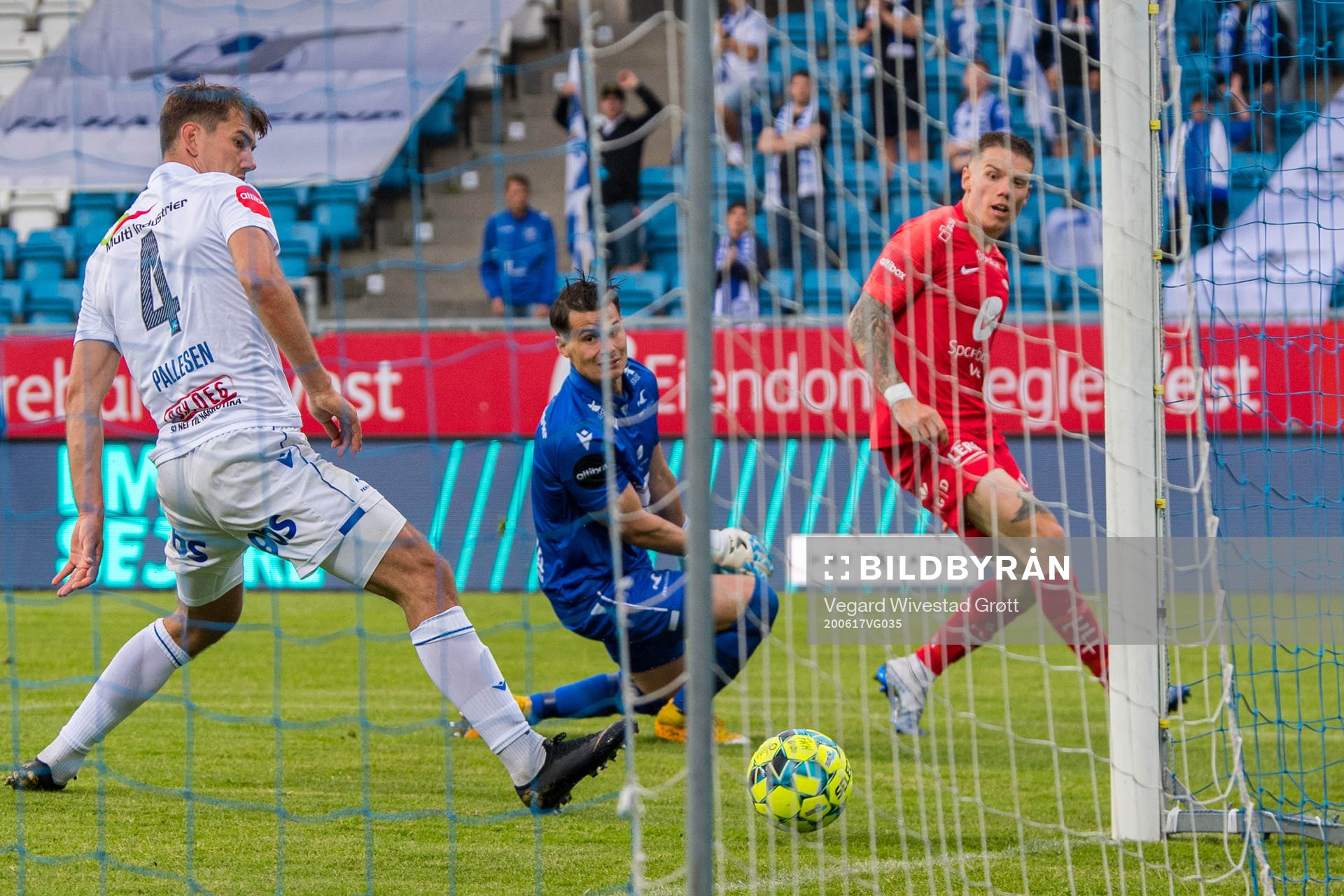 Robert Taylor of Brann scores the 0-1 goal past goalkeeper