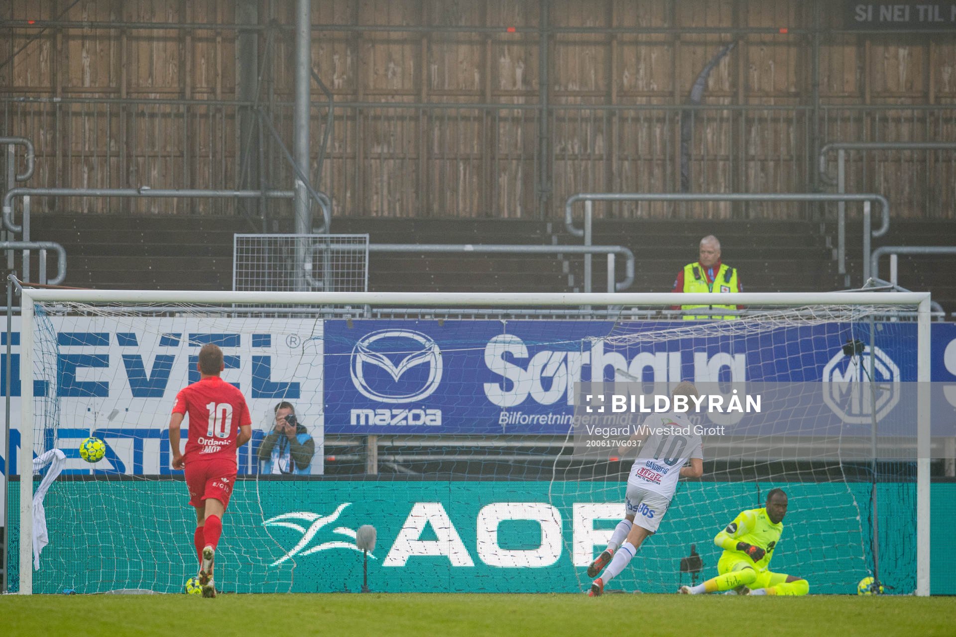 Niklas Sandberg of Haugesund scores the 1-1 goal past goalkeeper Ali Nadhoim Ahamada of Brann during the Eliteserien football match between Haugesund and Brann on June 17, 2020 in Haugesund.