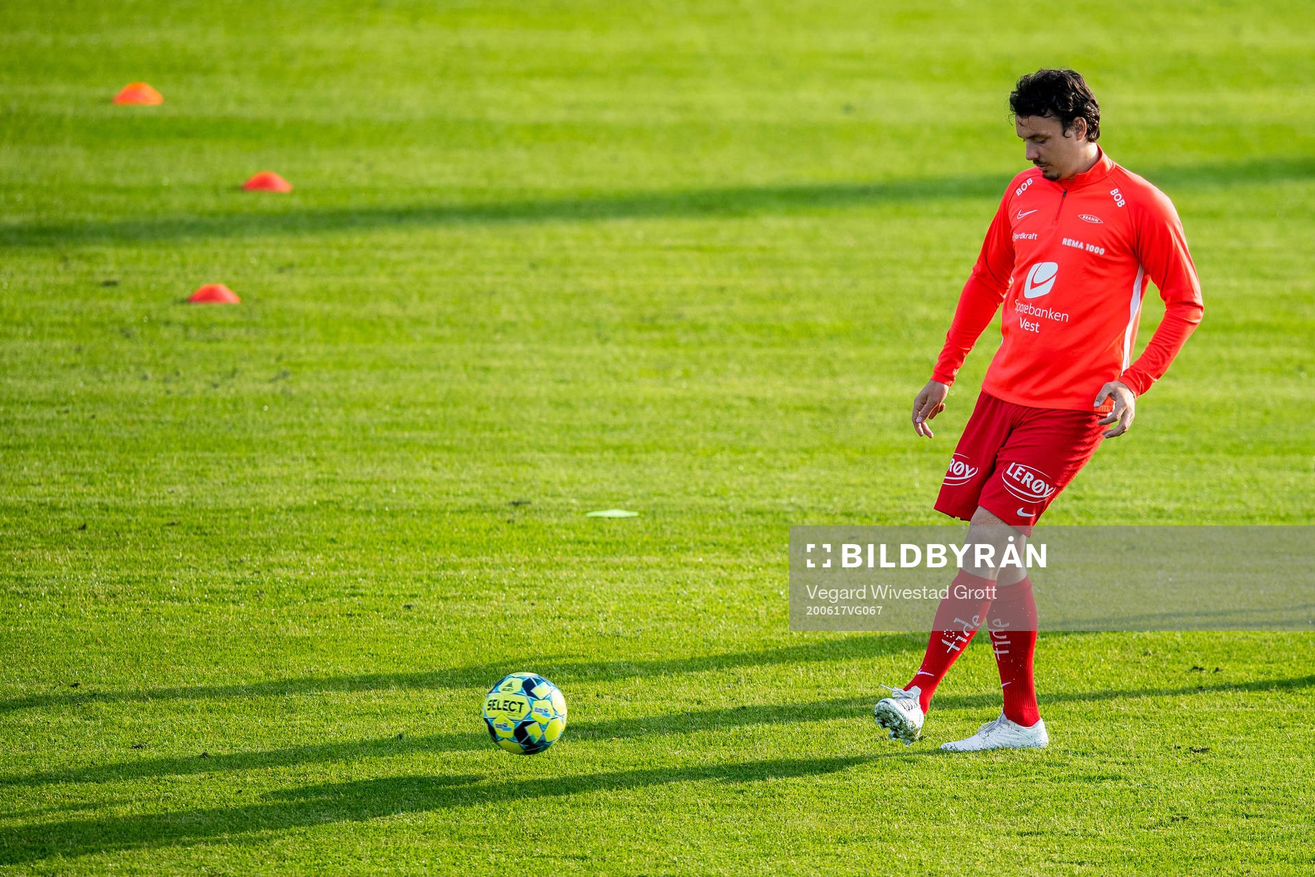 Vegard Forren of Brann warms up