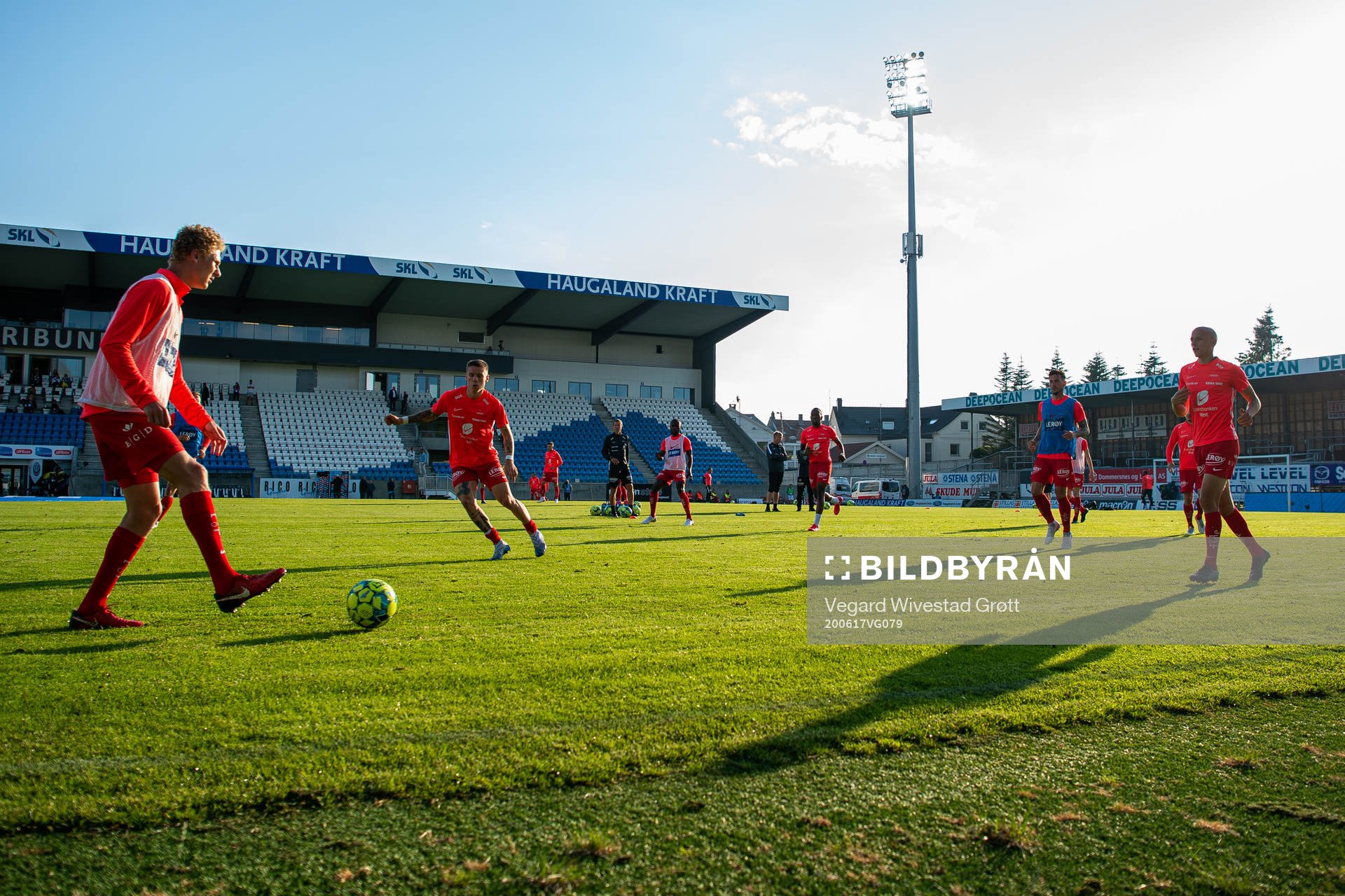 Kristoffer Barmen of Brann and his teammates warm up