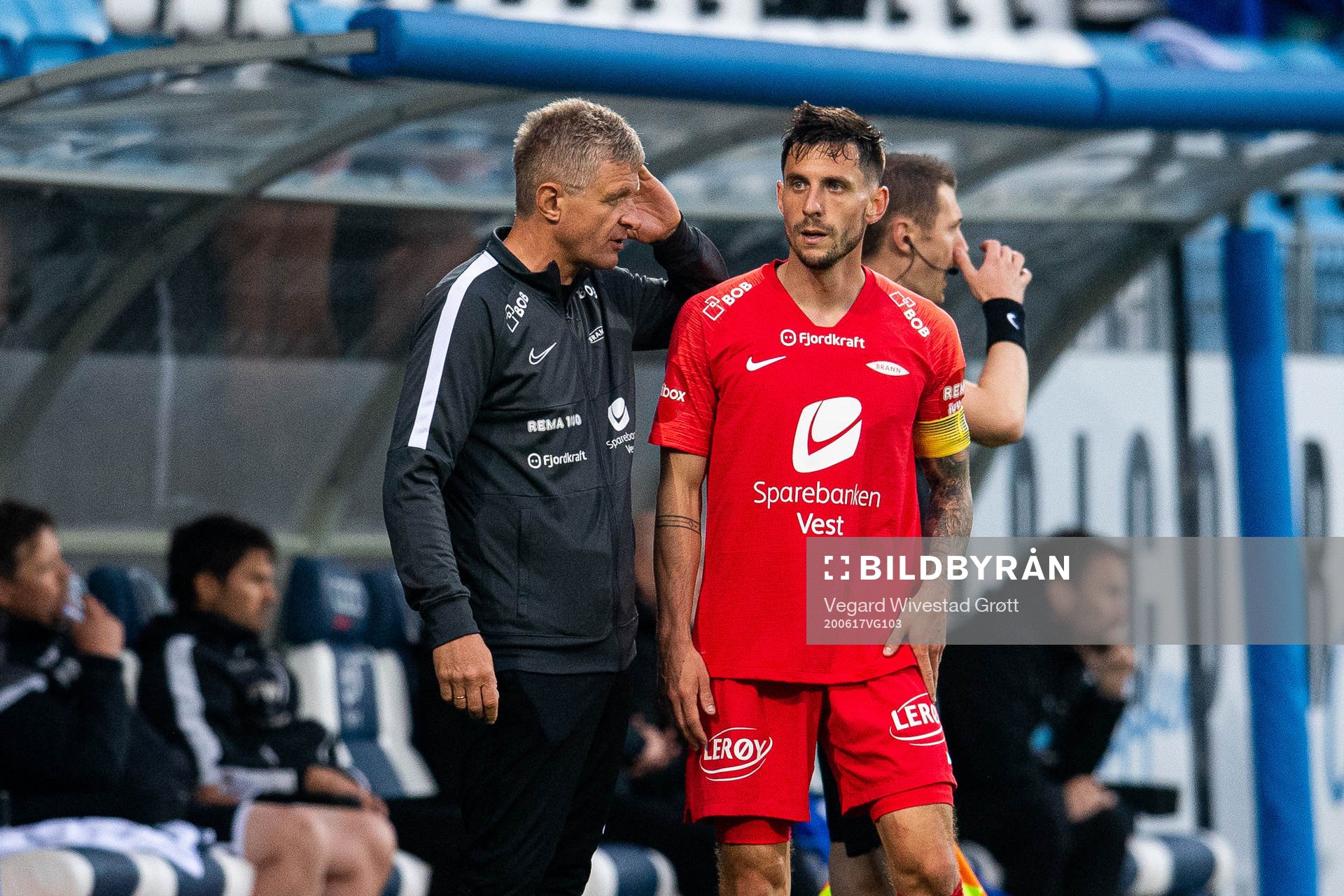Lars Arne Nilsen, head coach of Brann, talks to Daniel