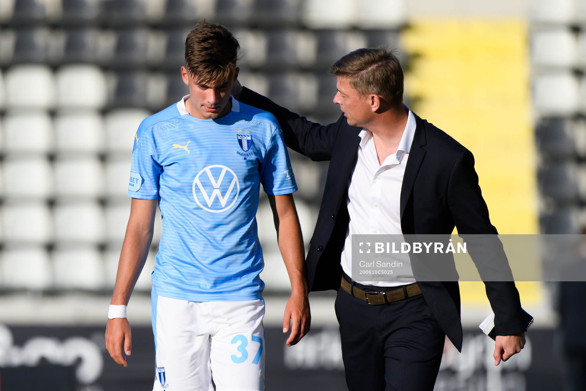 Malmö FFs Tim Prica klappas om av tränare Jon Dahl