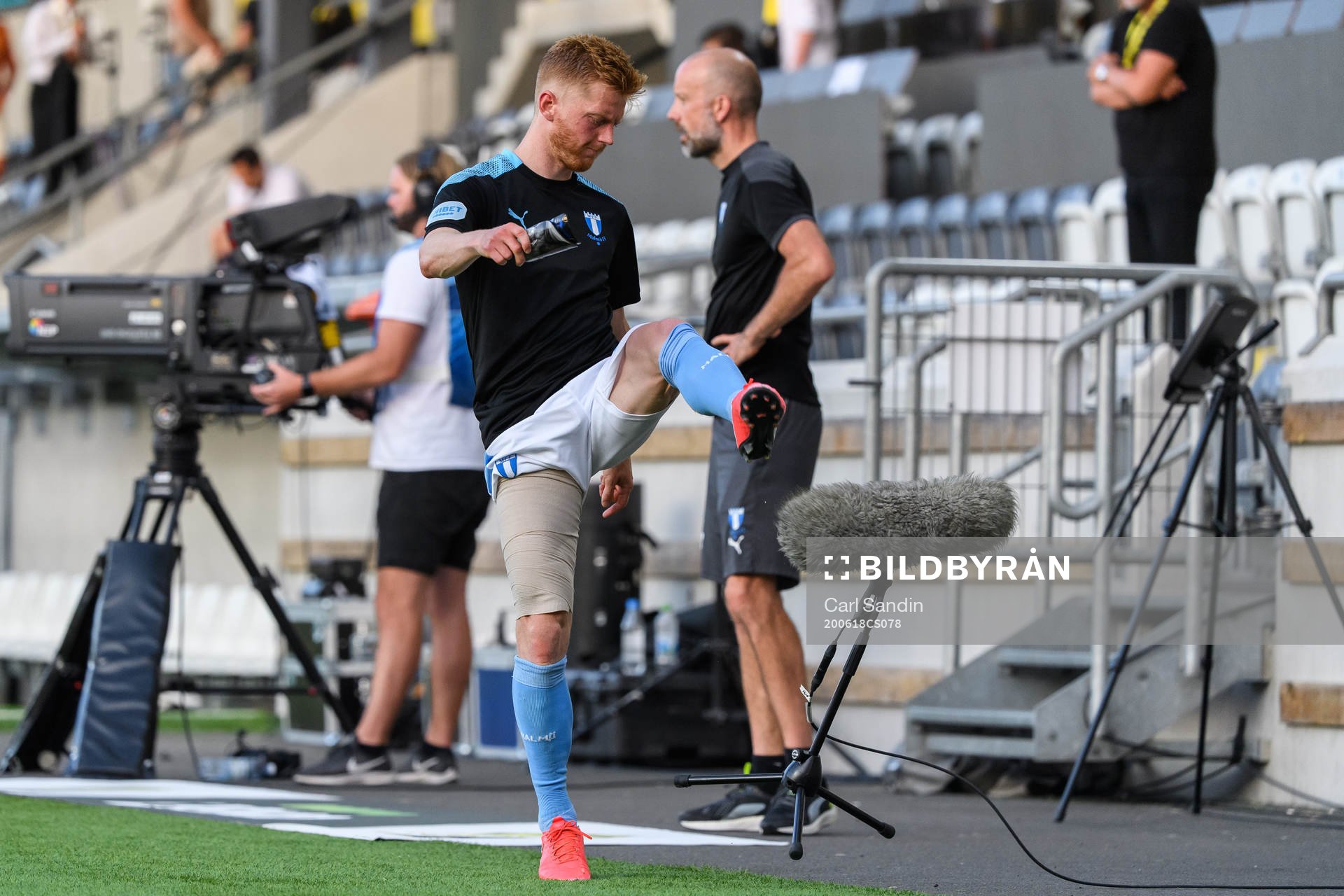 Malmö FFs Anders Christiansen sparkar till en mikrofon