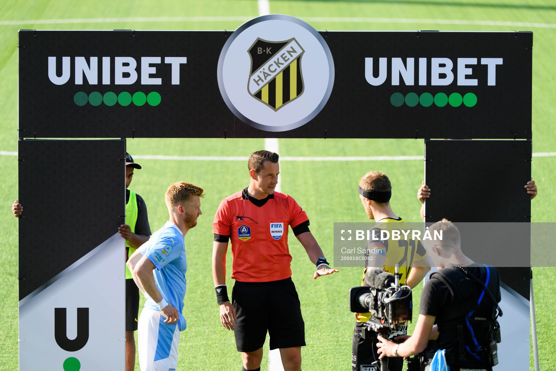 Domare Andreas Ekberg singlar slant innan fotbollsmatchen i