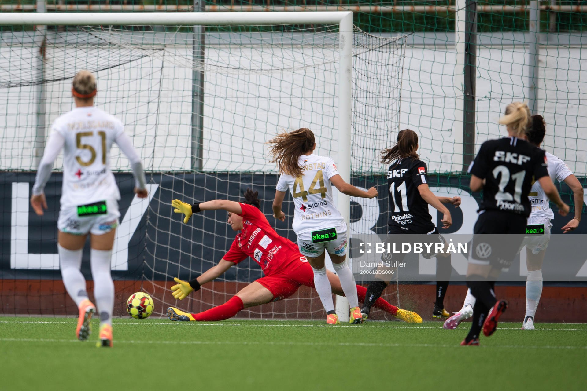 Göteborgs Pauline Hammarlund gör 1-0 bakom Rosengårds