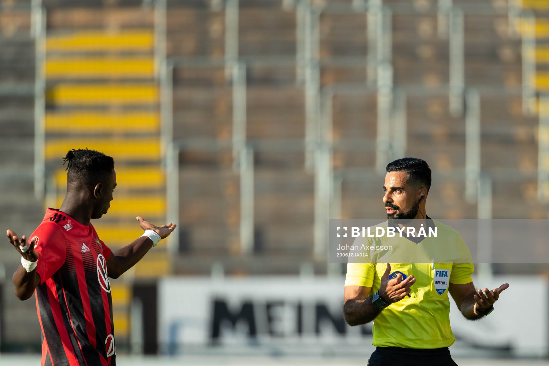 Österunds Jordan Attah Kadiri i samtal med domare Mohammed Al-Hakim under fotbollsmatchen i Allsvenskan mellan Östersund och Sirius den 18 juni 2020 i Östersund.