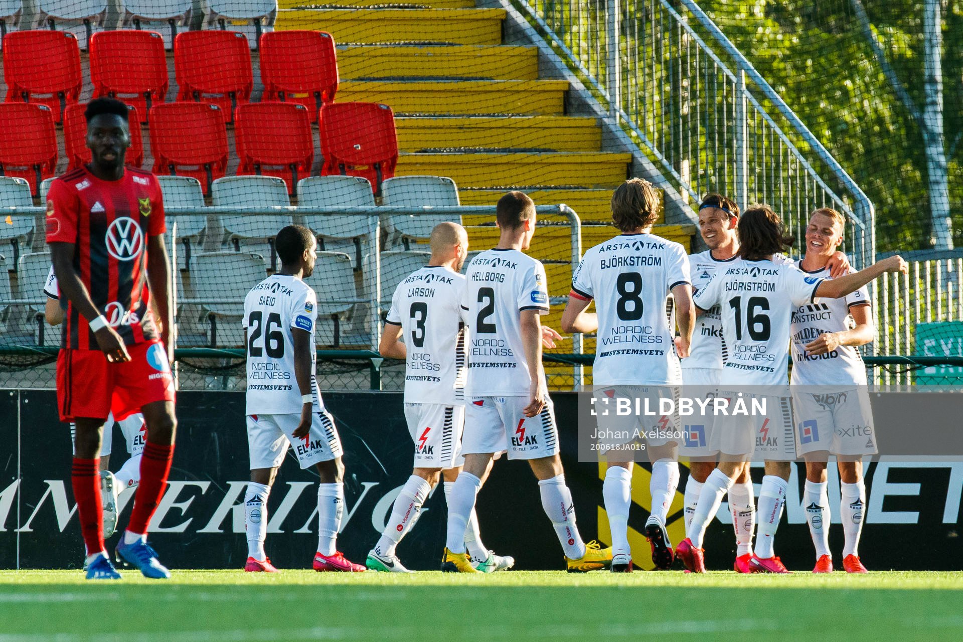 Sirius Elias Andersson jublar med lagkamrater