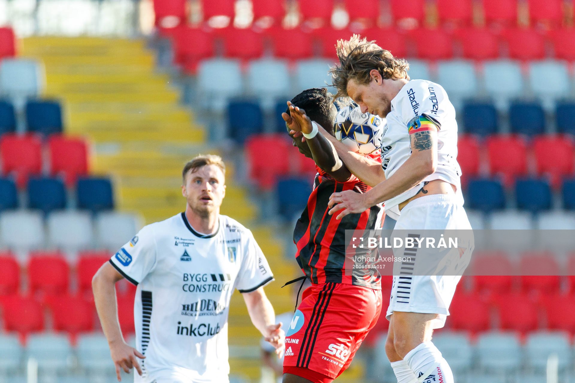 Sirius Tim Björkström och Östersunds Jordan Attah Kadiri