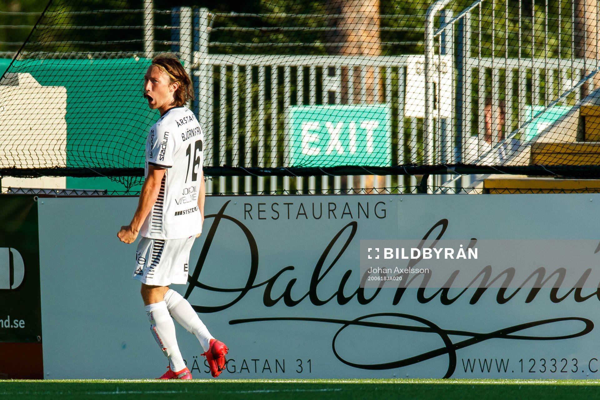 Sirius Axel Björnström jublar efter 0-2 under fotbollsmatchen i Allsvenskan mellan Östersund och Sirius den 18 juni 2020 i Östersund.