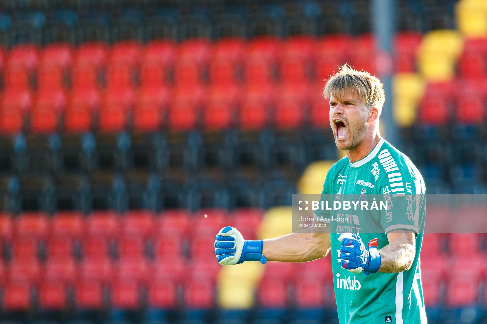 Sirius målvakt Lukas Jonsson jublar