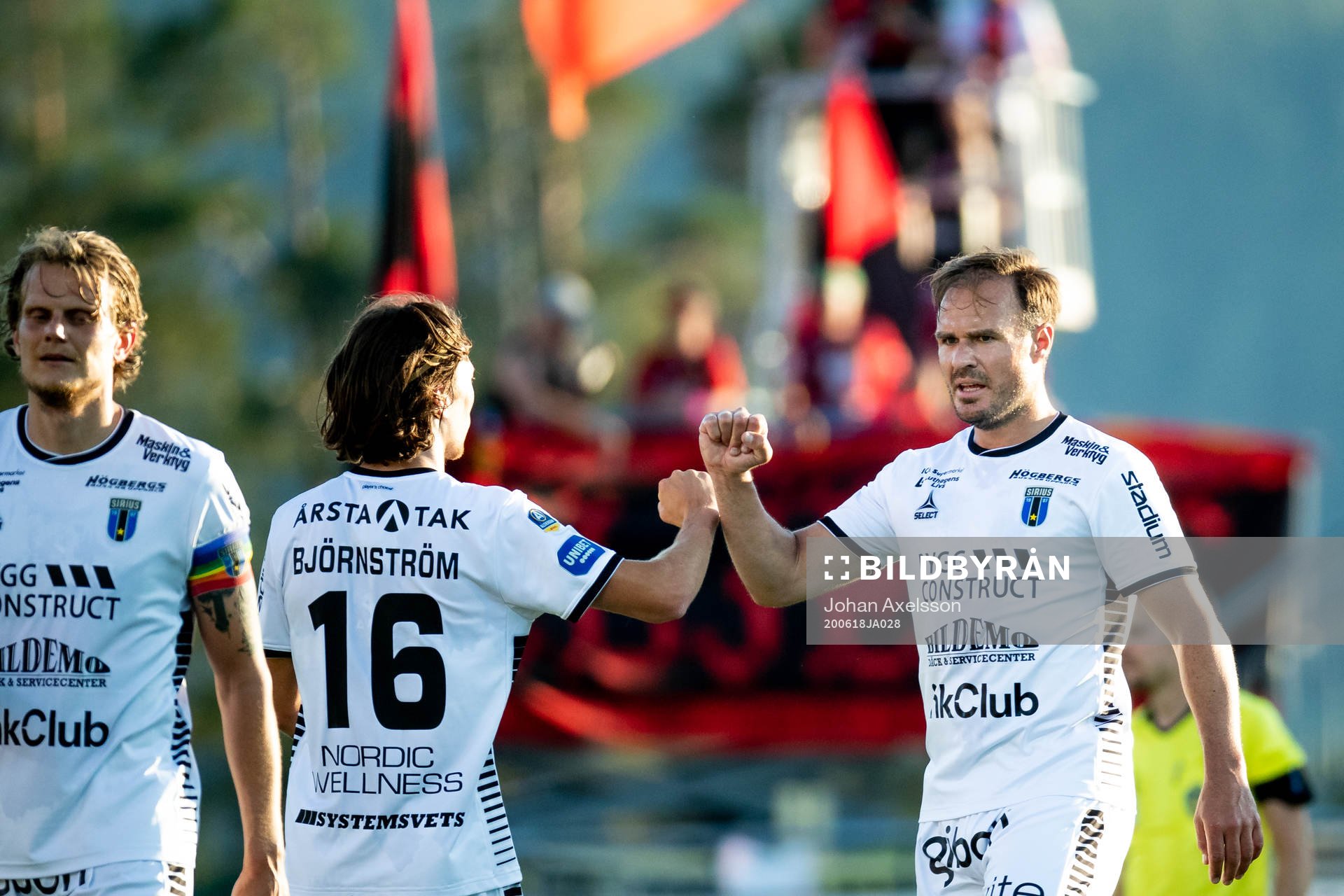 Sirius Axel Björnström och Niklas Thor jublar