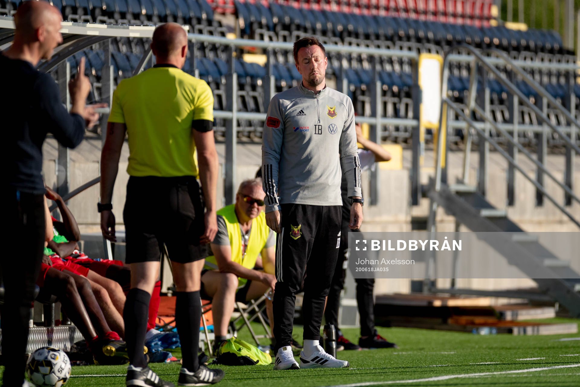 Östersunds tränare Ian Burchnall deppar över ett domslut