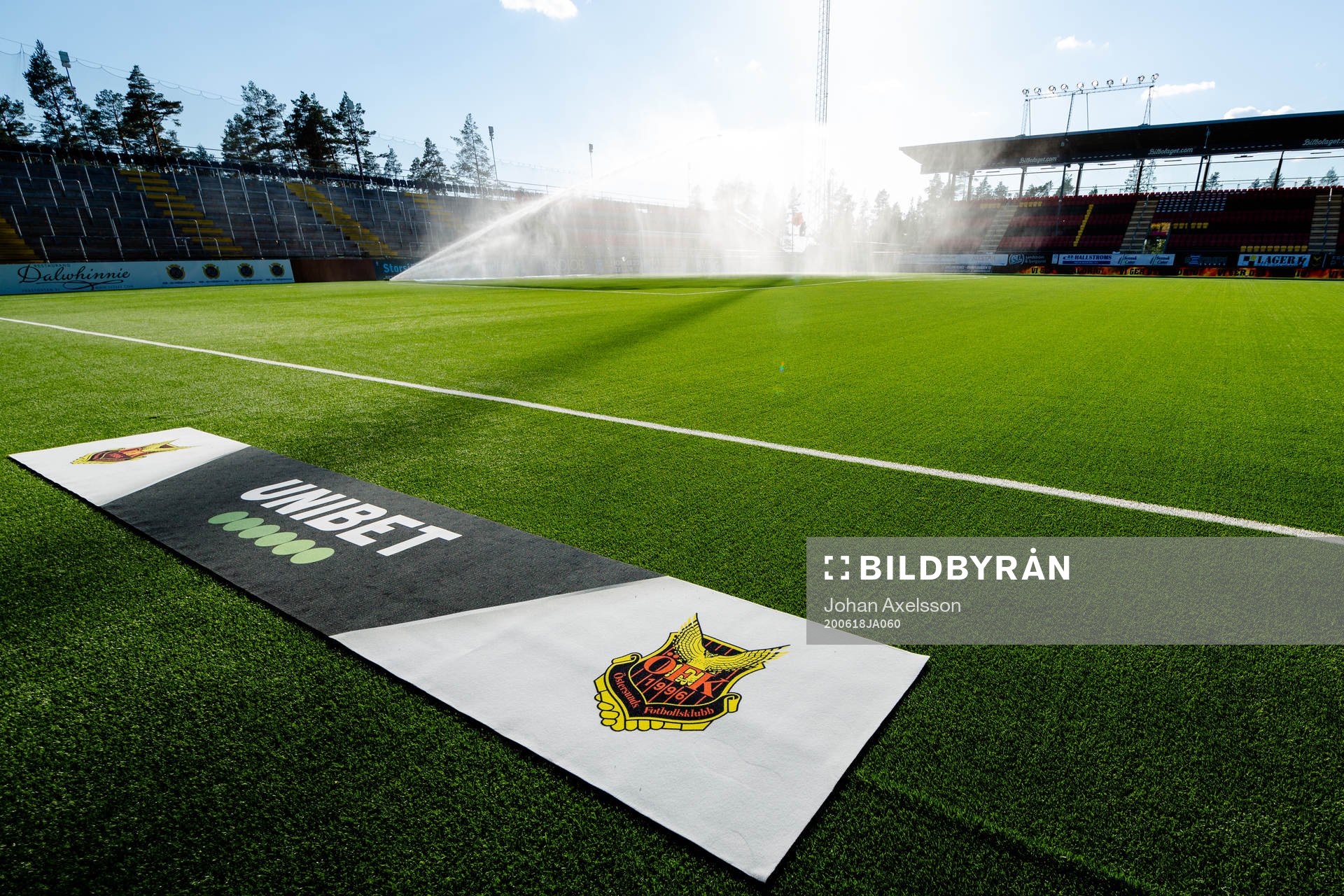 En skylt på gräset med Unibet loggan på , unibetunder