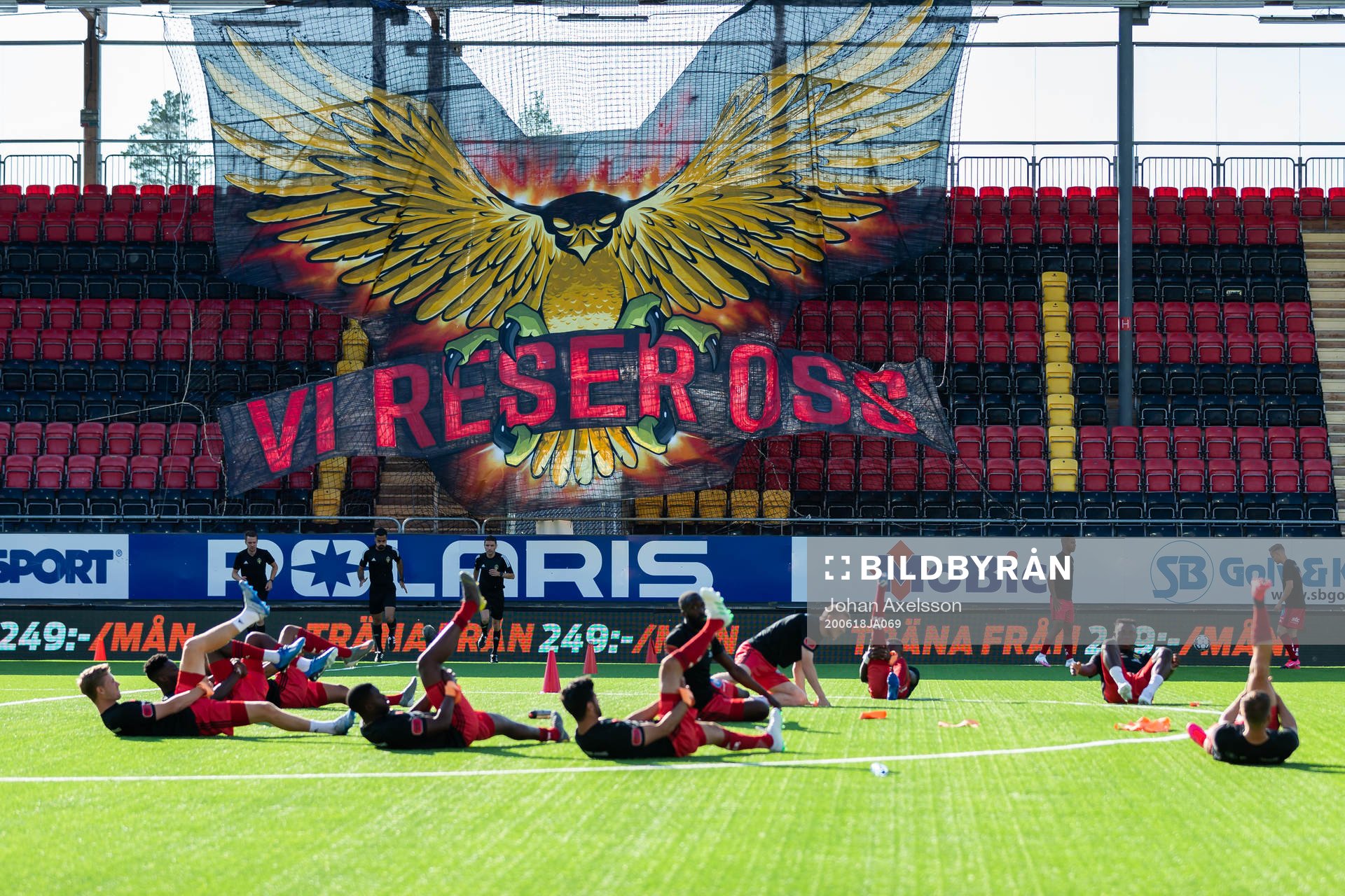 Östersund värmer upp framför ett tifo från