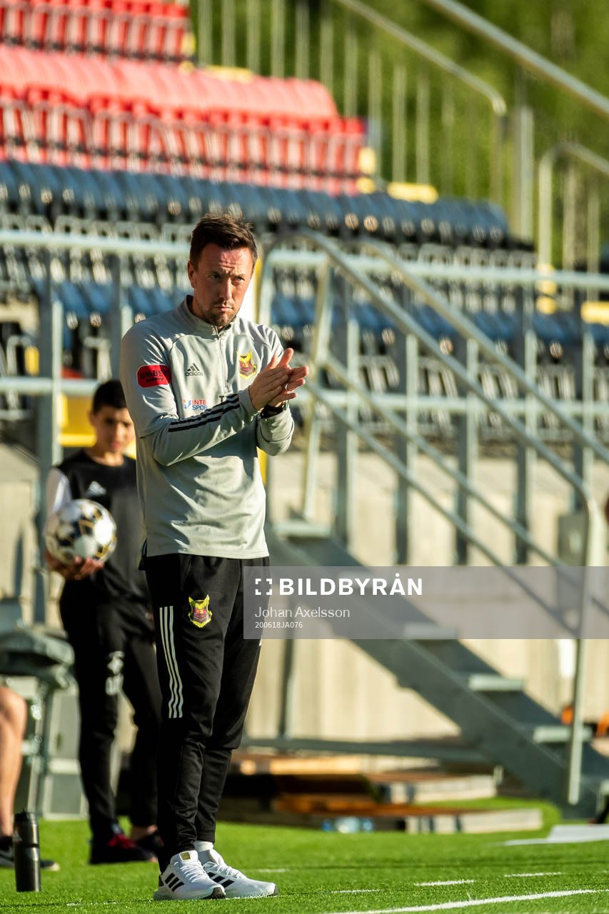 Östersunds tränare Ian Burchnall reagerar