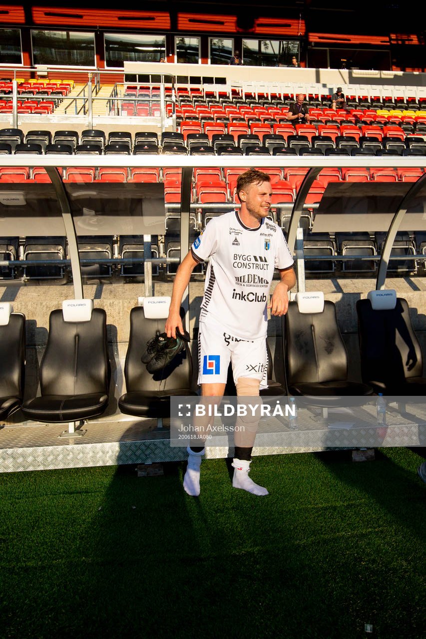 Sirius Daniel Jarl  med en ispåse på knät