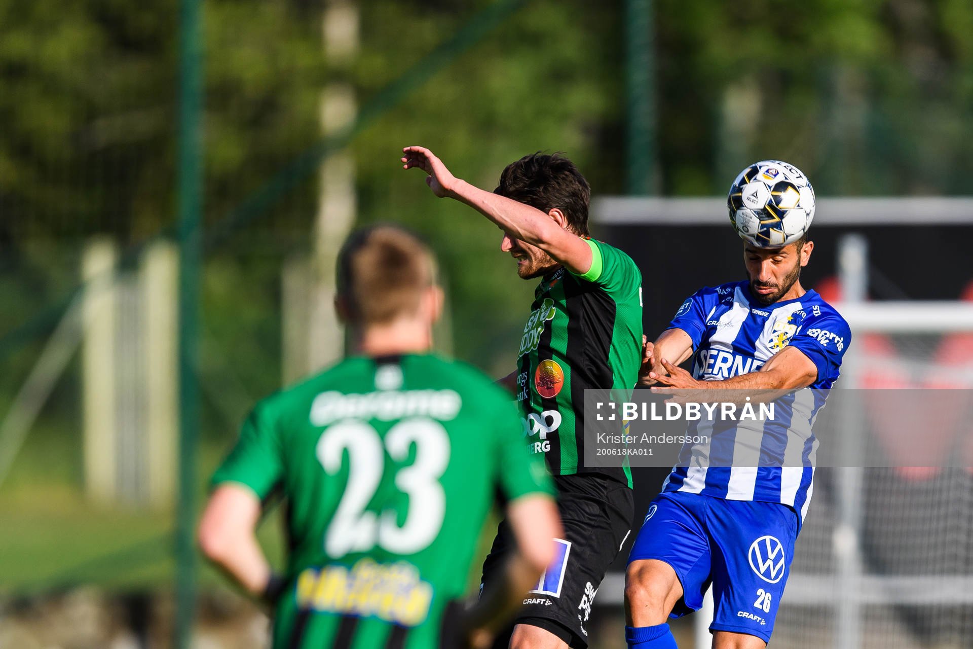 Varbergs Robin Tranberg och IFK Göteborgs André Calisir under fotbollsmatchen i Allsvenskan mellan Varberg och IFK Göteborg den 18 juni 2020 i Varberg.