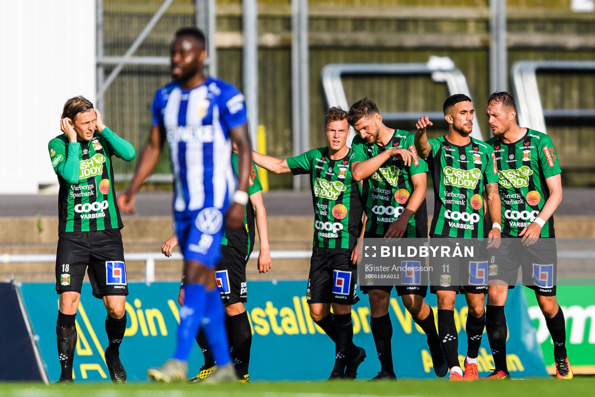 Varbergs Alibek Aliev jublar med lagkamrater