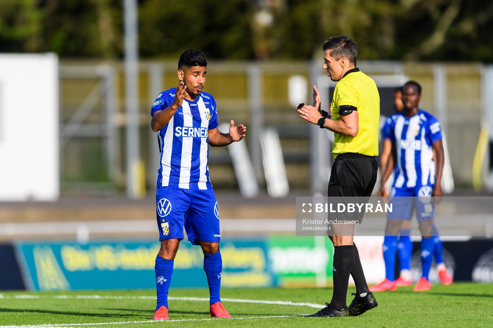 IFK Göteborgs Hosam Aiesh i samtal med domare Kaspar