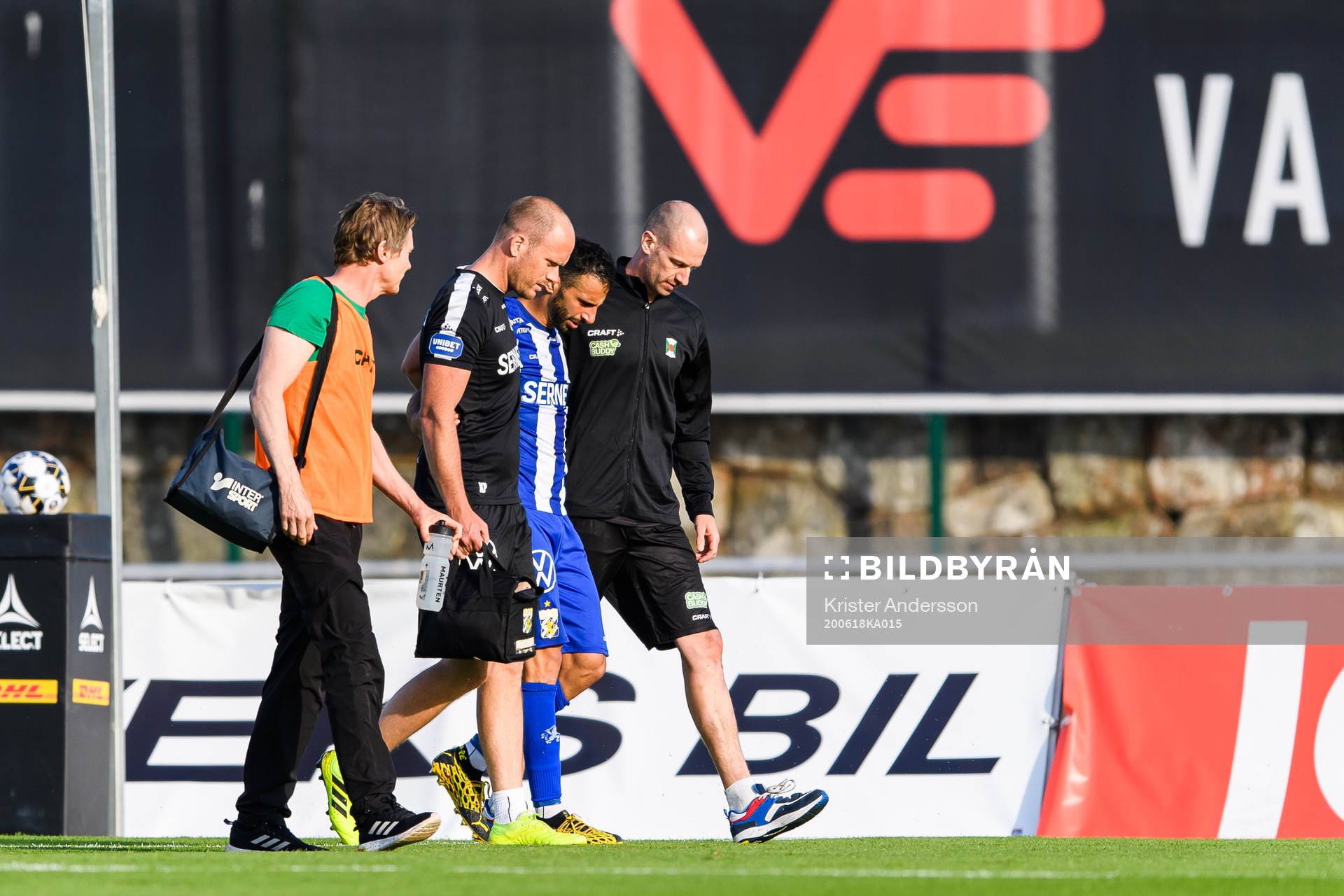 IFK Göteborgs André Calisir får hjälp av planen