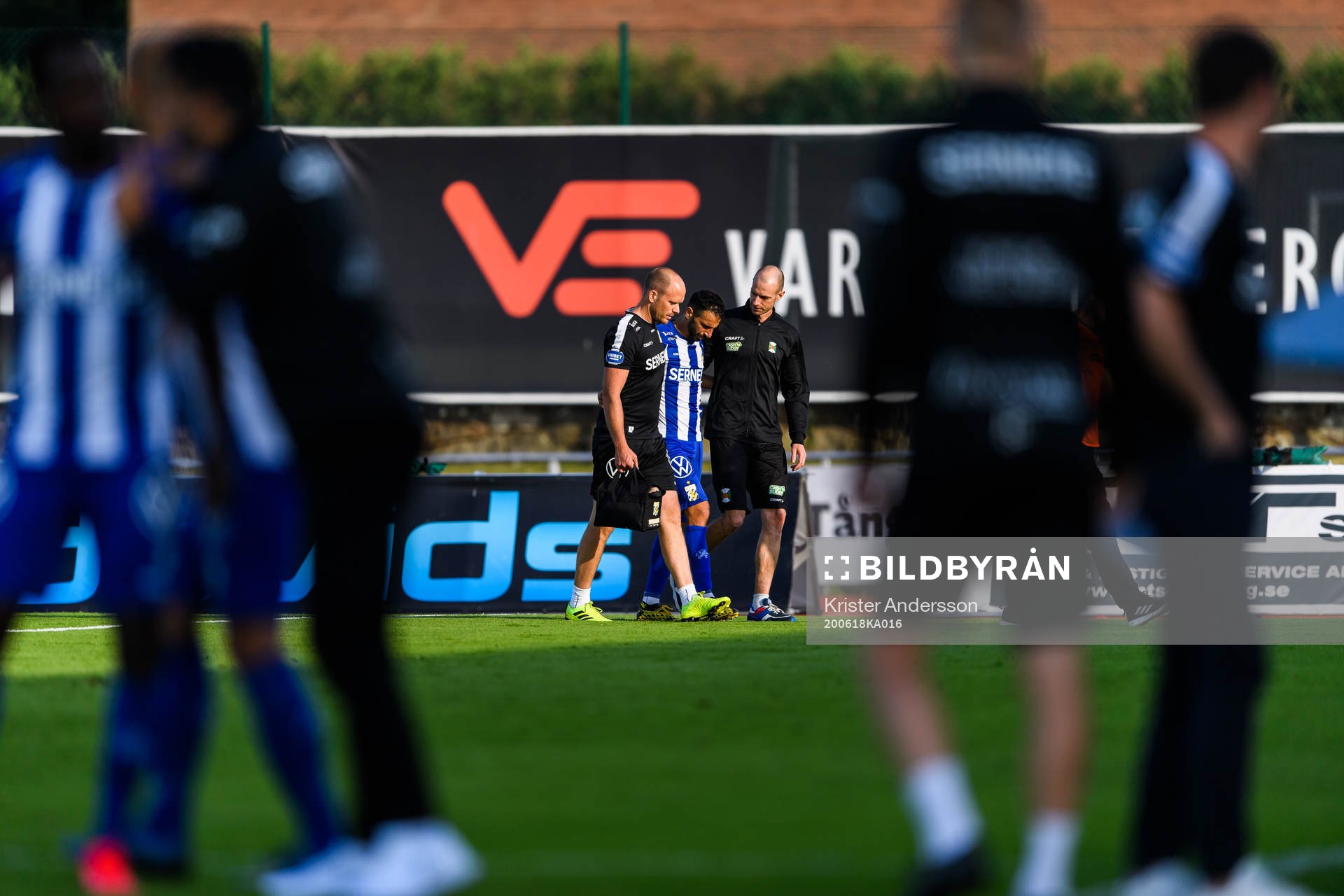 IFK Göteborgs André Calisir får hjälp av planen