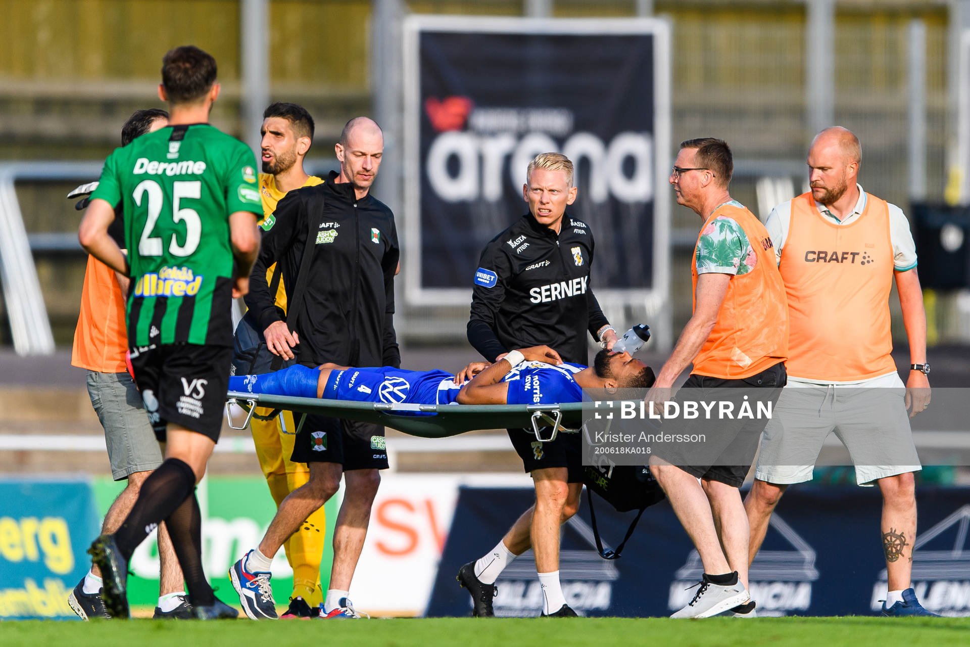 IFK Göteborgs Kristopher Da Graca bärs av planen på bår