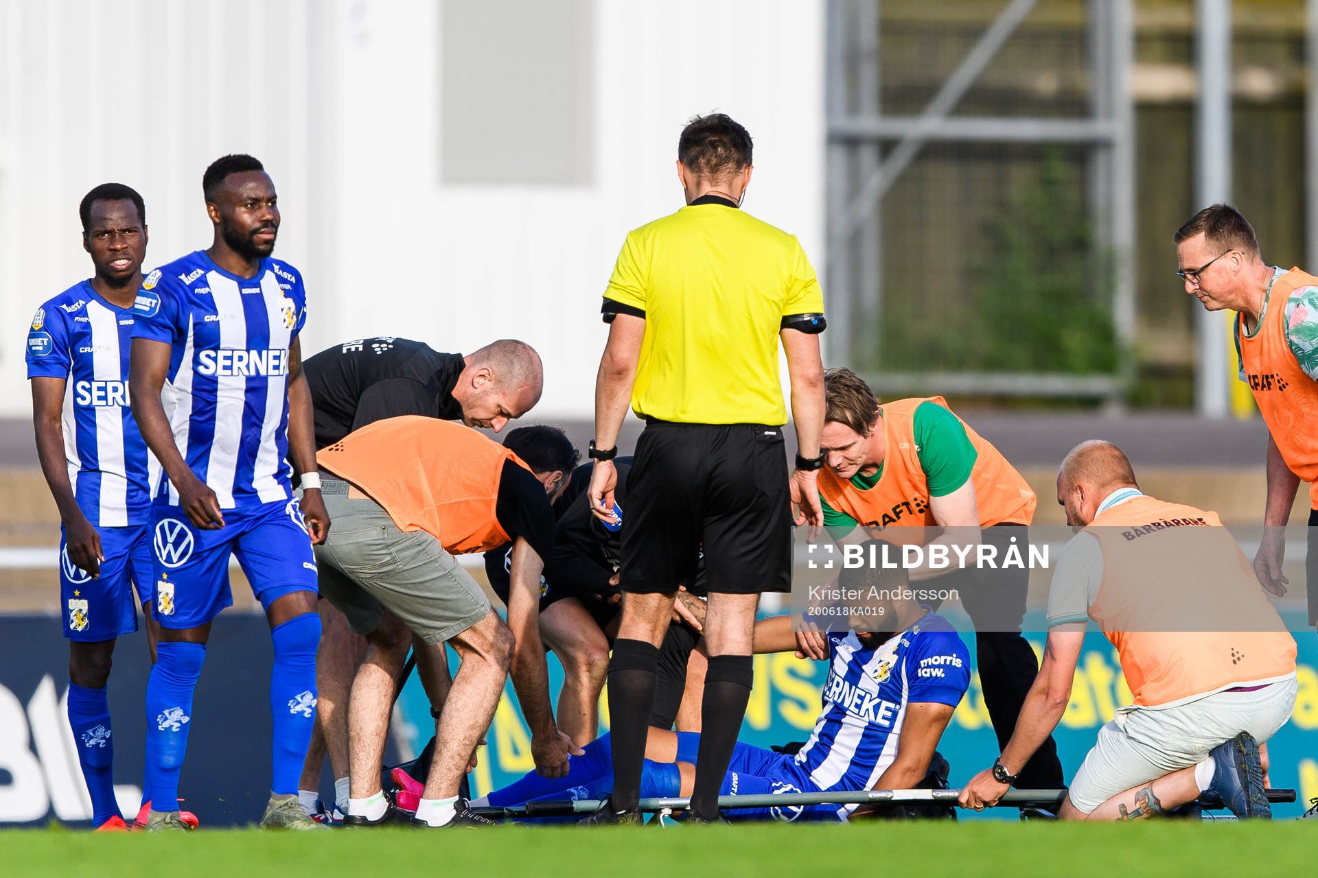 IFK Göteborgs Kristopher Da Graca bärs av planen på bår