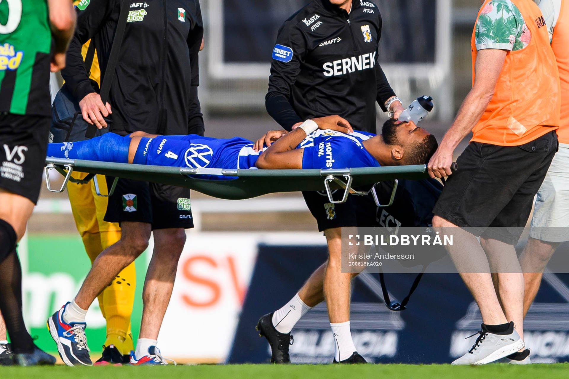 IFK Göteborgs Kristopher Da Graca bärs av planen på bår