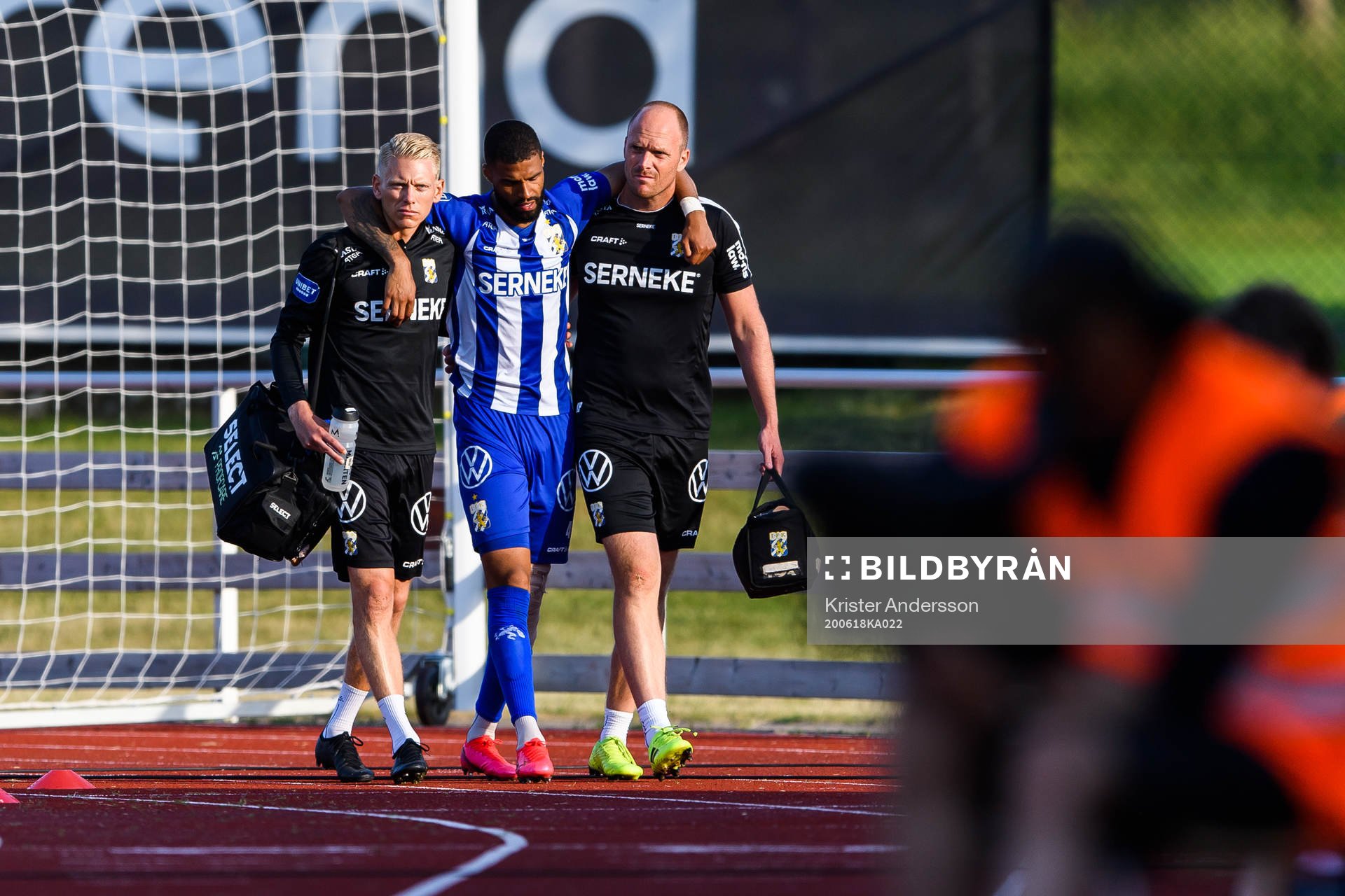 IFK Göteborgs Kristopher Da Graca får hjälp av planen