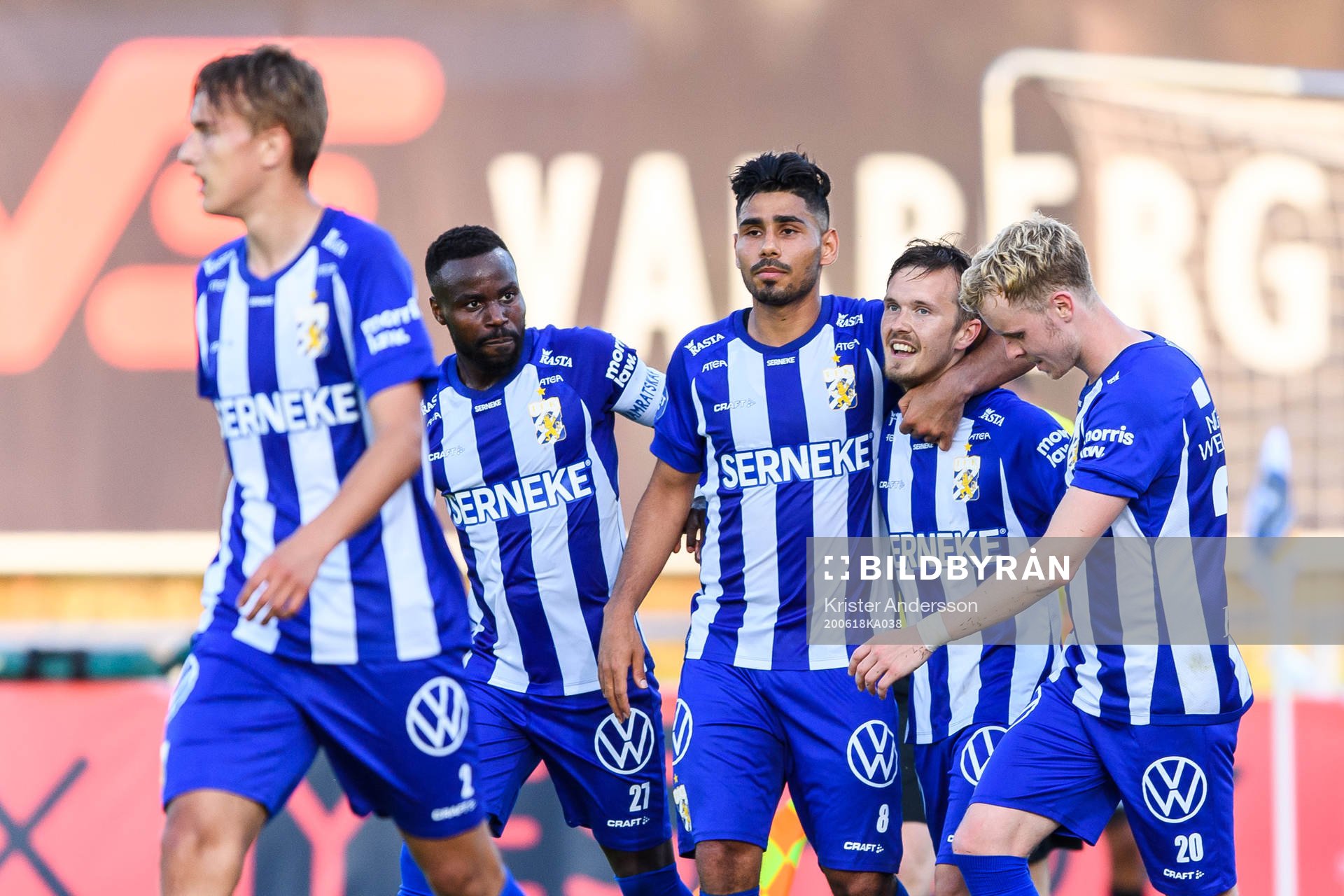 IFK Göteborgs Patrik Karlsson Lagemyr jublar med lagkamrater efter 1-2 under fotbollsmatchen i Allsvenskan mellan Varberg och IFK Göteborg den 18 juni 2020 i Varberg.