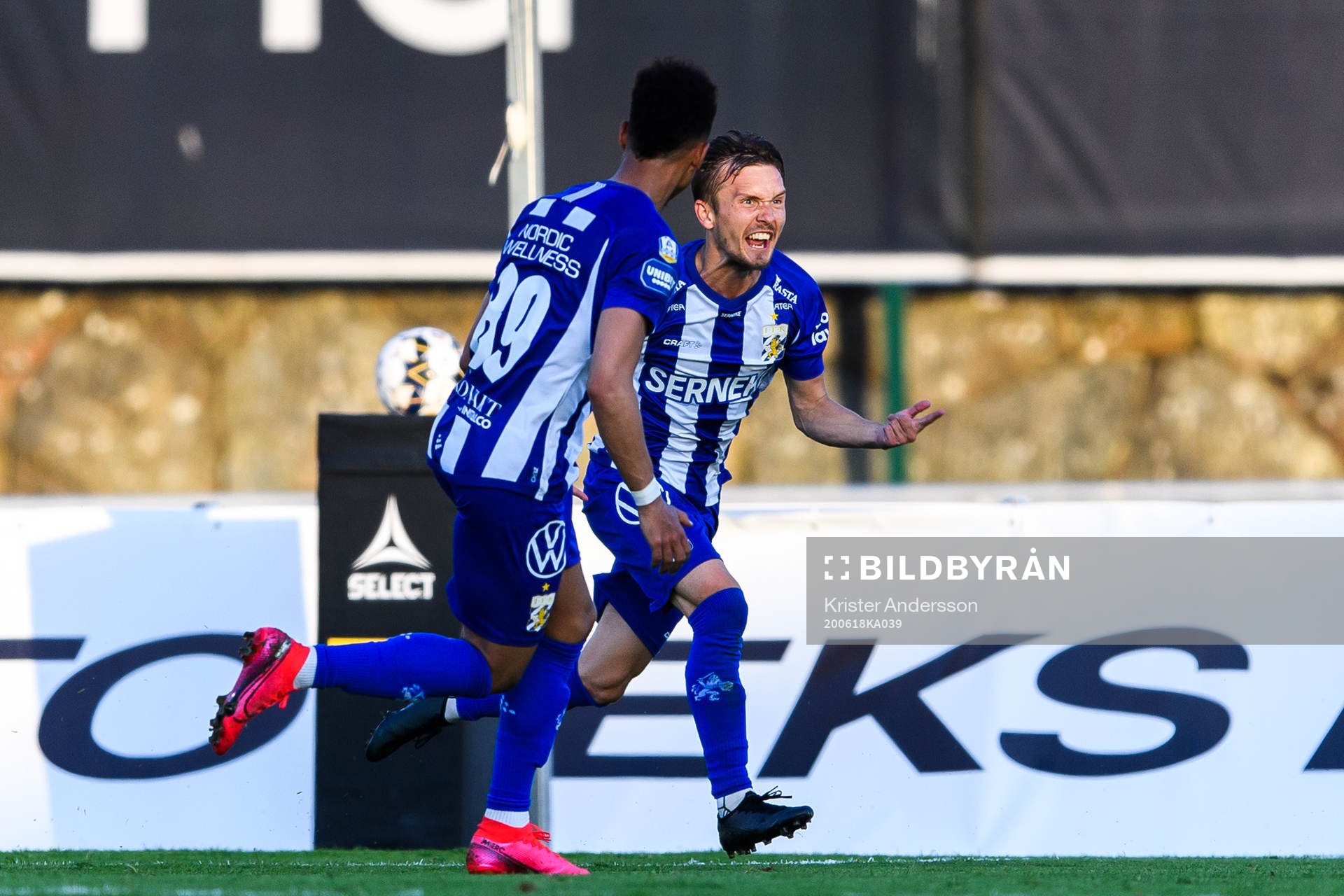 IFK Göteborgs Patrik Karlsson Lagemyr jublar efter 1-2 under fotbollsmatchen i Allsvenskan mellan Varberg och IFK Göteborg den 18 juni 2020 i Varberg.