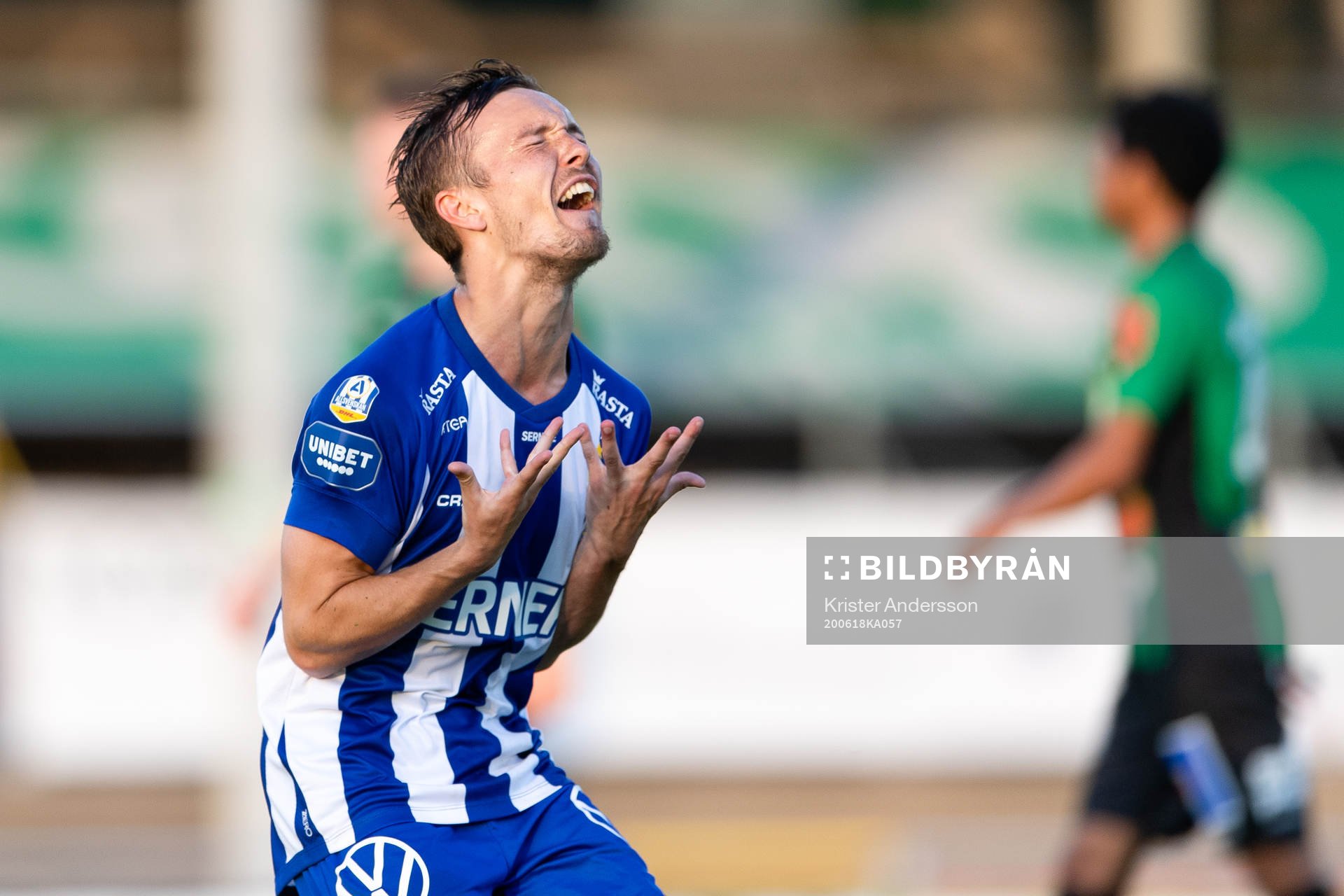 IFK Göteborgs Patrik Karlsson Lagemyr jublar efter fotbollsmatchen i Allsvenskan mellan Varberg och IFK Göteborg den 18 juni 2020 i Varberg.