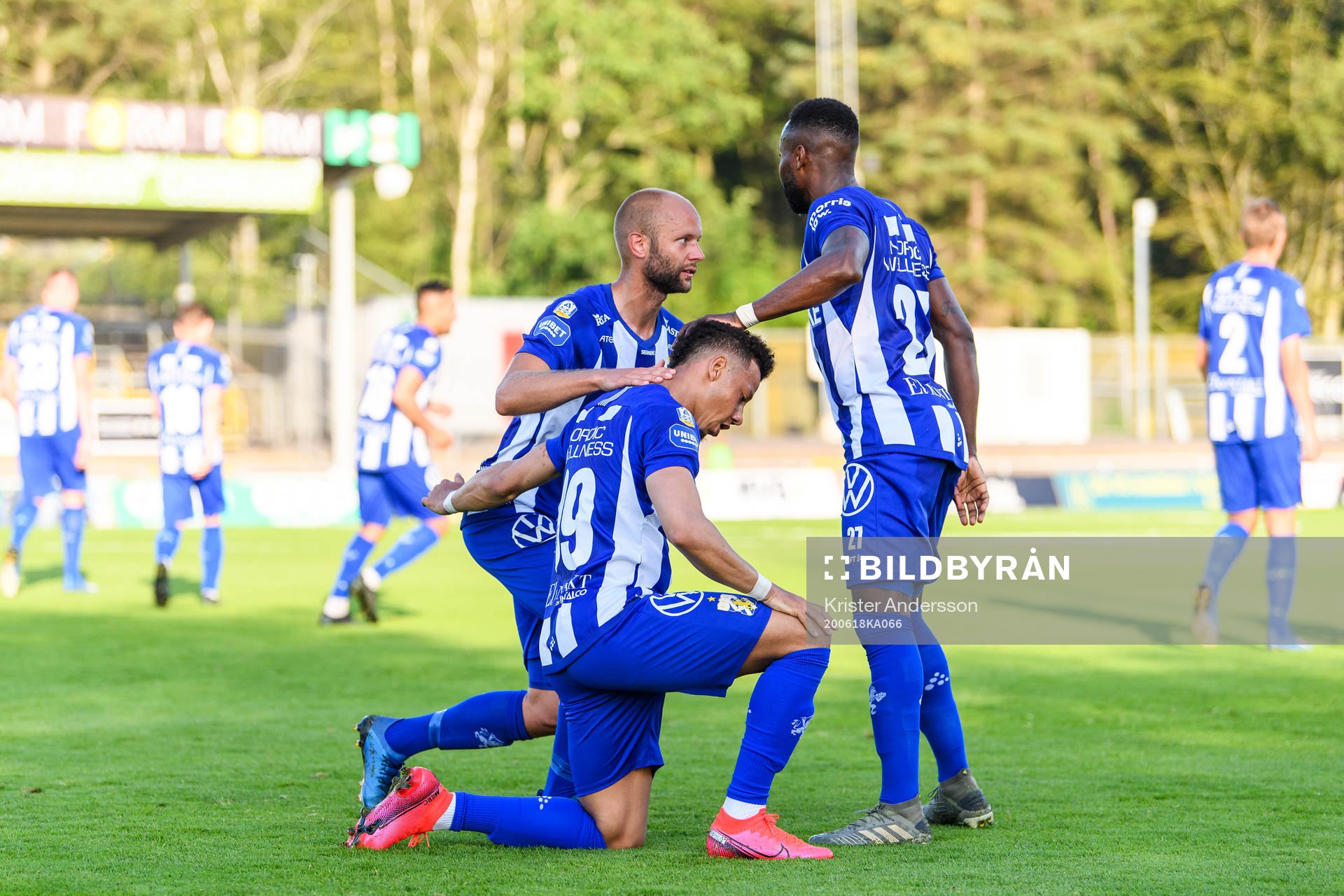IFK Göteborgs Tobias Sana jublar med Nzuzi Toko efter 1-1 och symboliserar Black Lives Matter under fotbollsmatchen i Allsvenskan mellan Varberg och IFK Göteborg den 18 juni 2020 i Varberg.