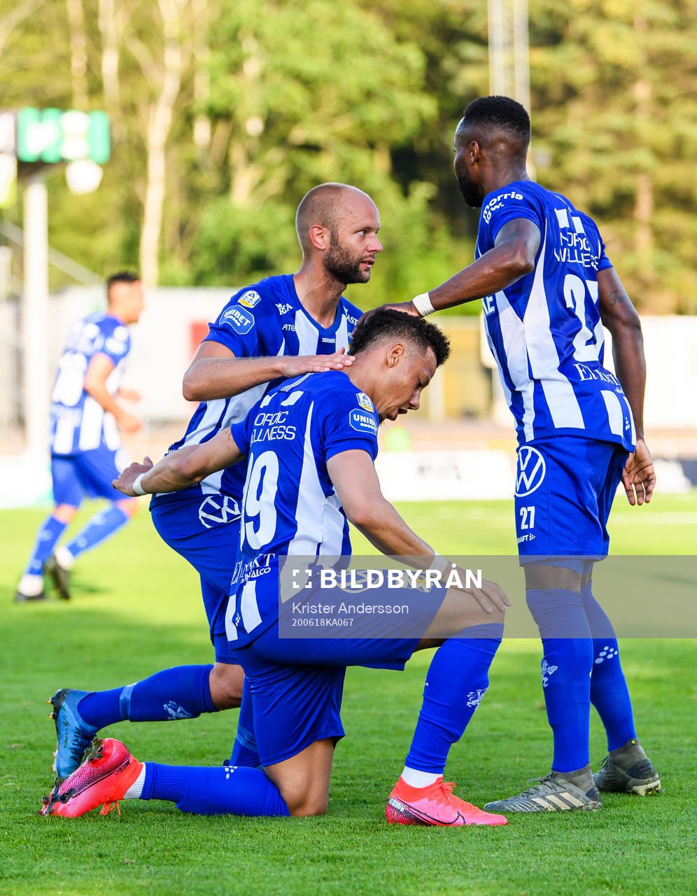 IFK Göteborgs Tobias Sana jublar med Nzuzi Toko