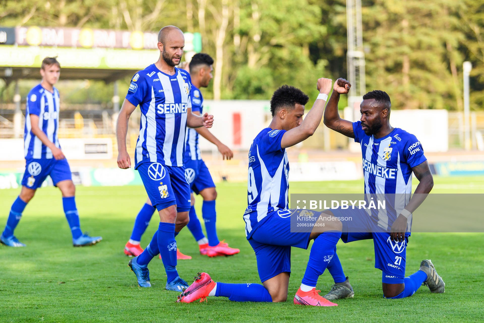 IFK Göteborgs Tobias Sana jublar med Nzuzi Toko