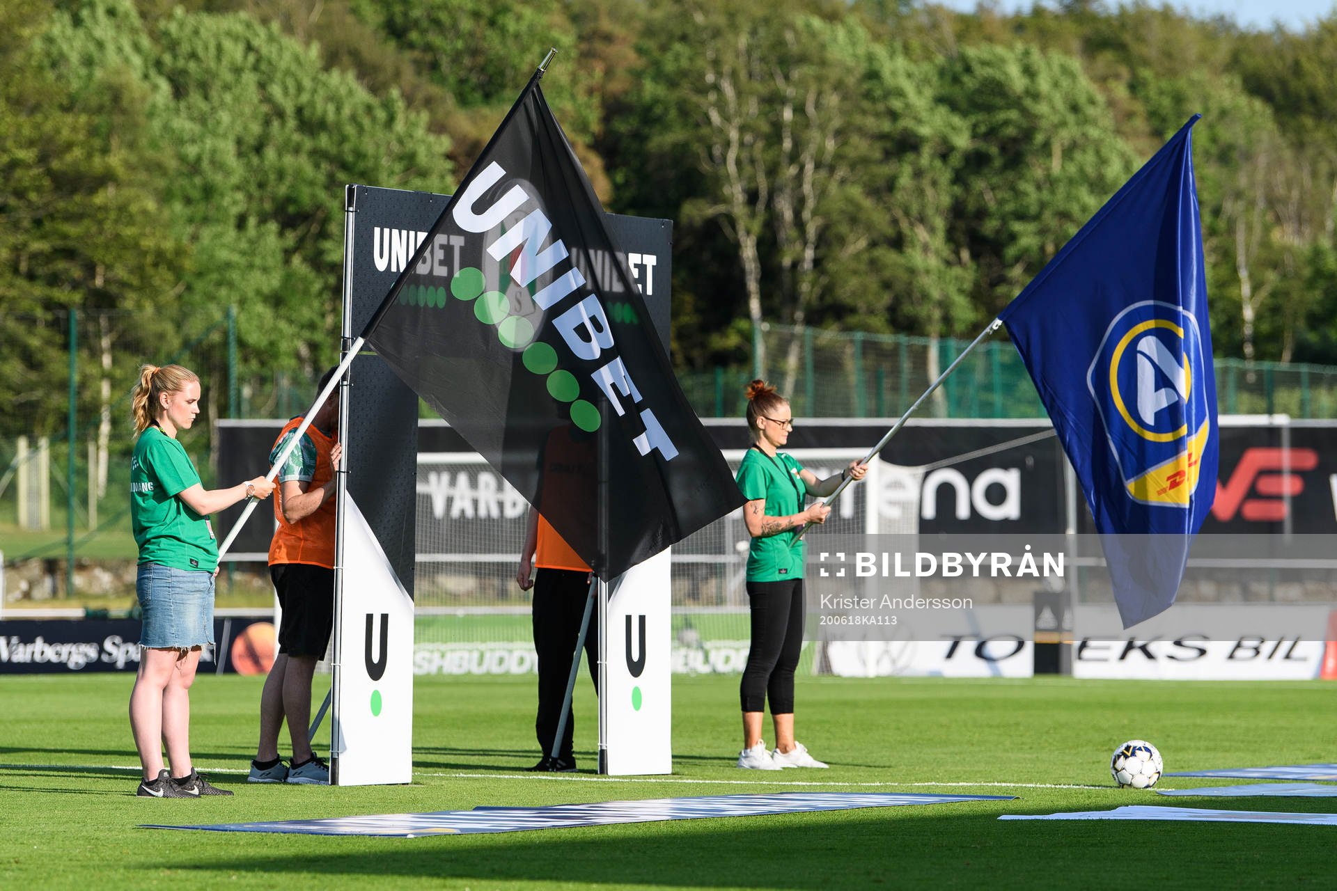 Flagga med Unibet och allsvenskan före fotbollsmatchen i