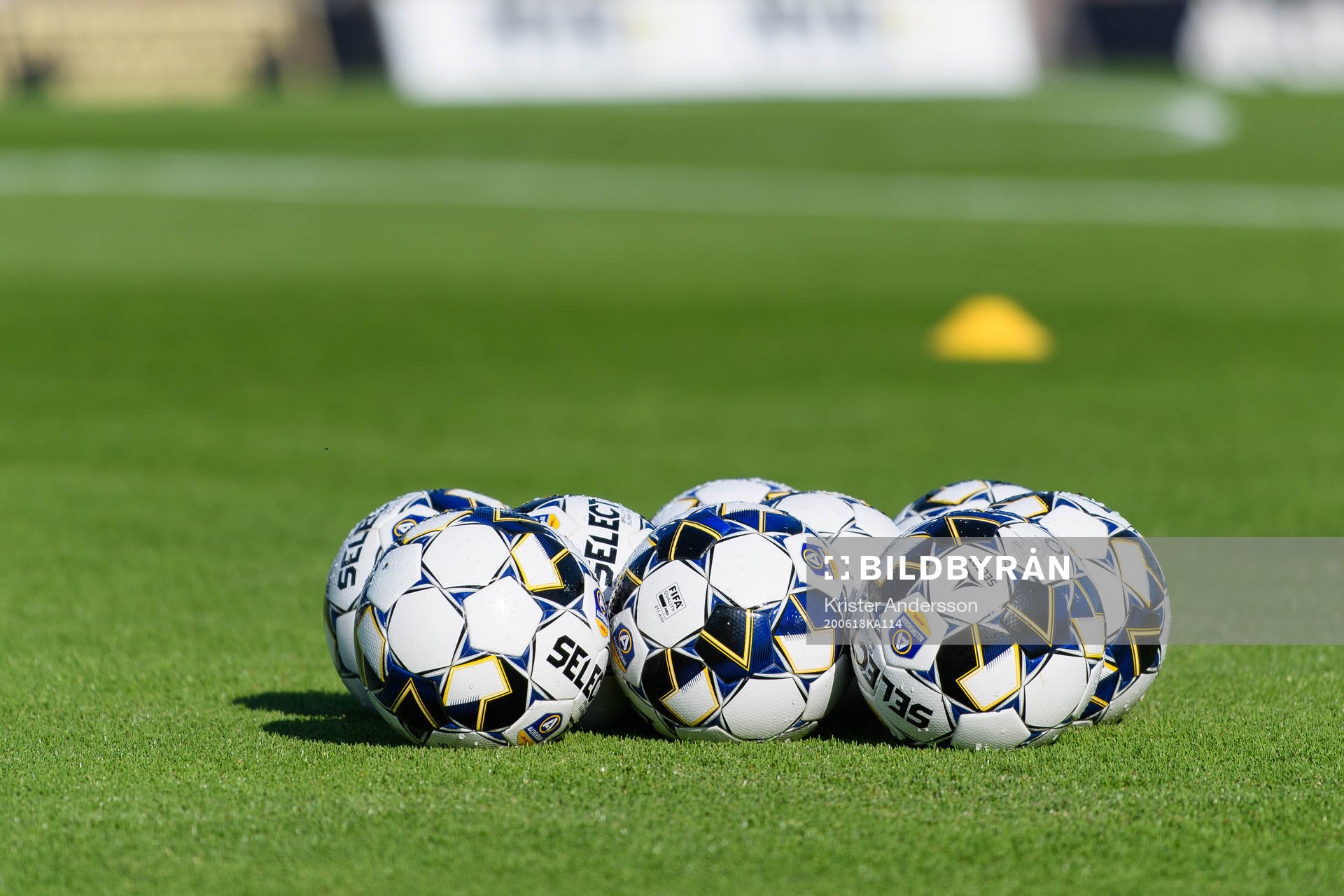 Fotbollar före fotbollsmatchen i Allsvenskan mellan