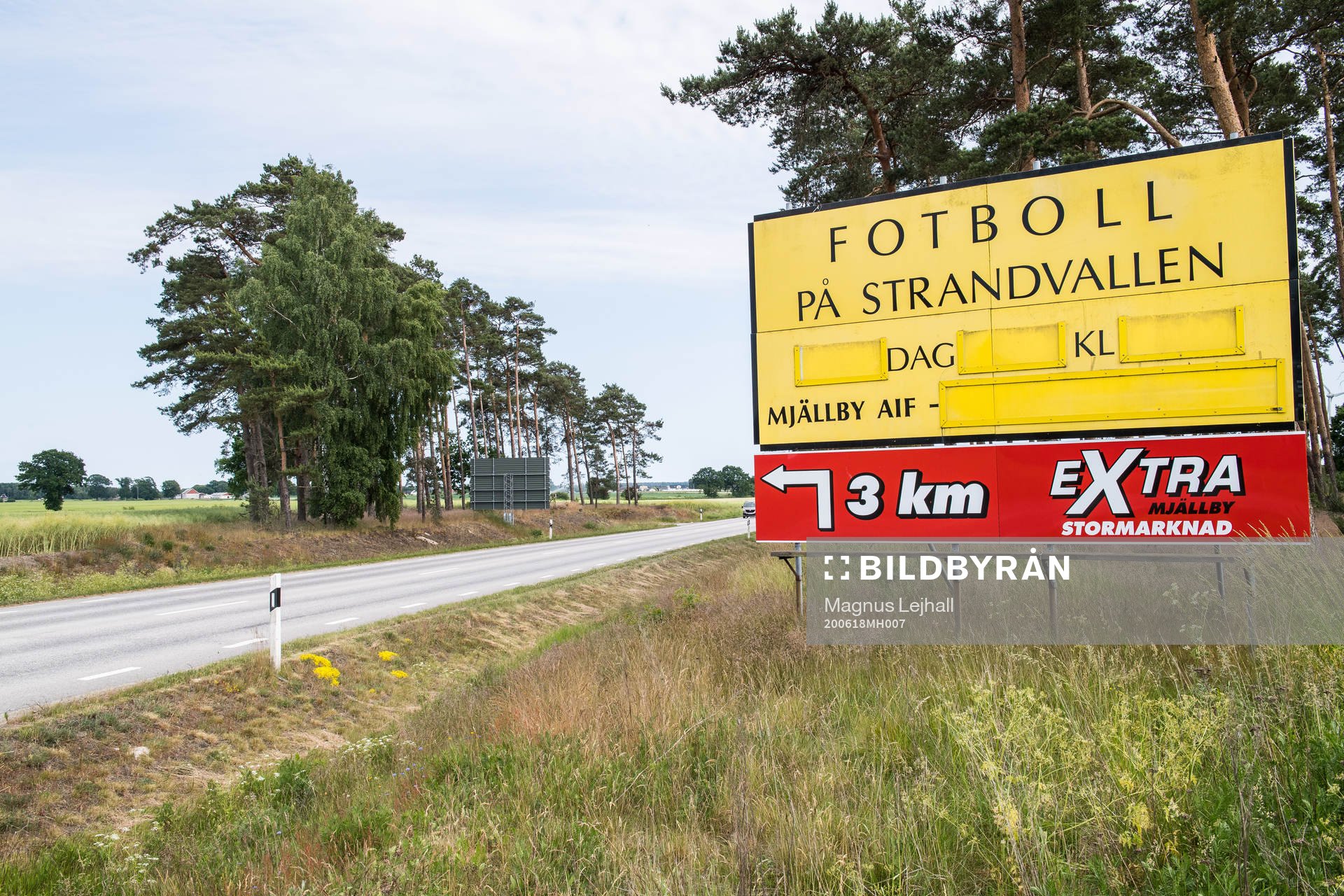 Tom infoskylt på väg mot Strandvallen