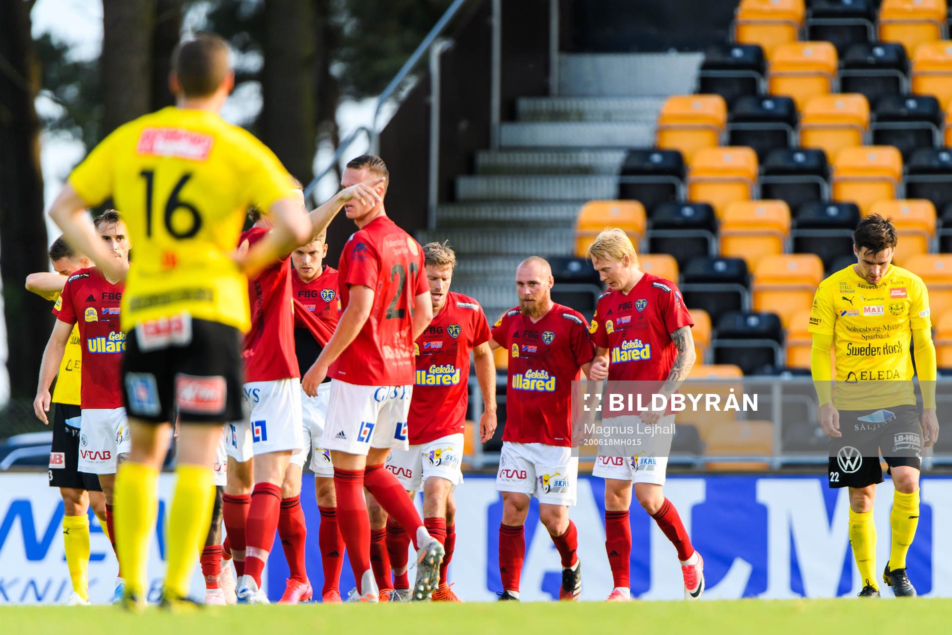 Falkenbergs John Björkengren jublar med lagkamrater