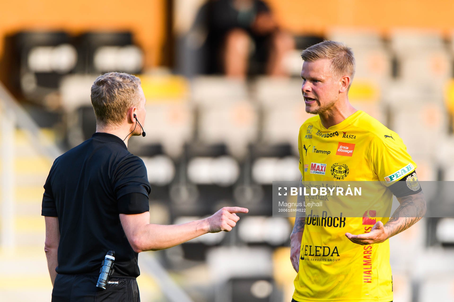 Mjällbys David Löfquist i diskussion med domaren